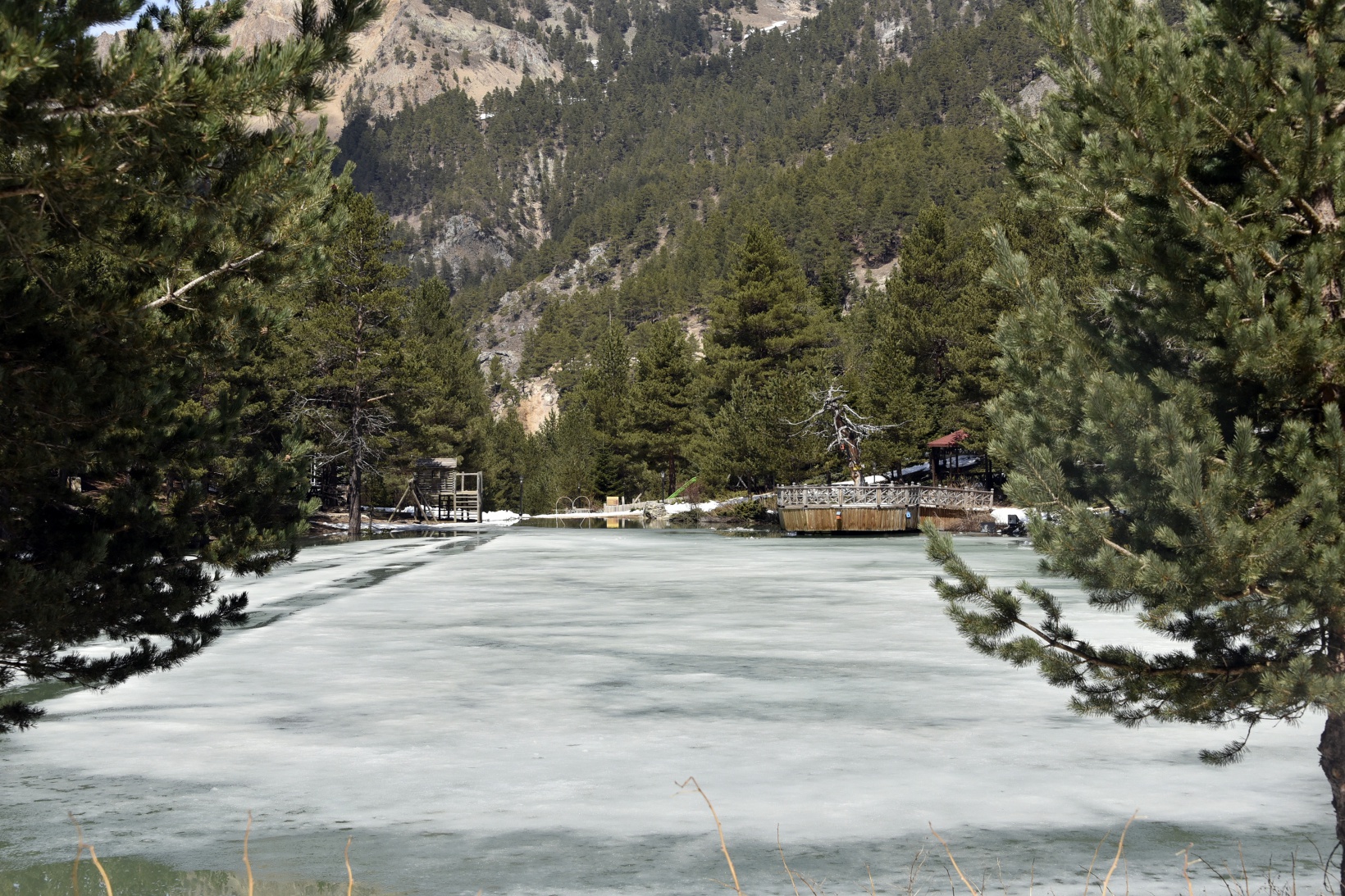 Limni Gölünde yılın son kar manzarası büyüledi 23