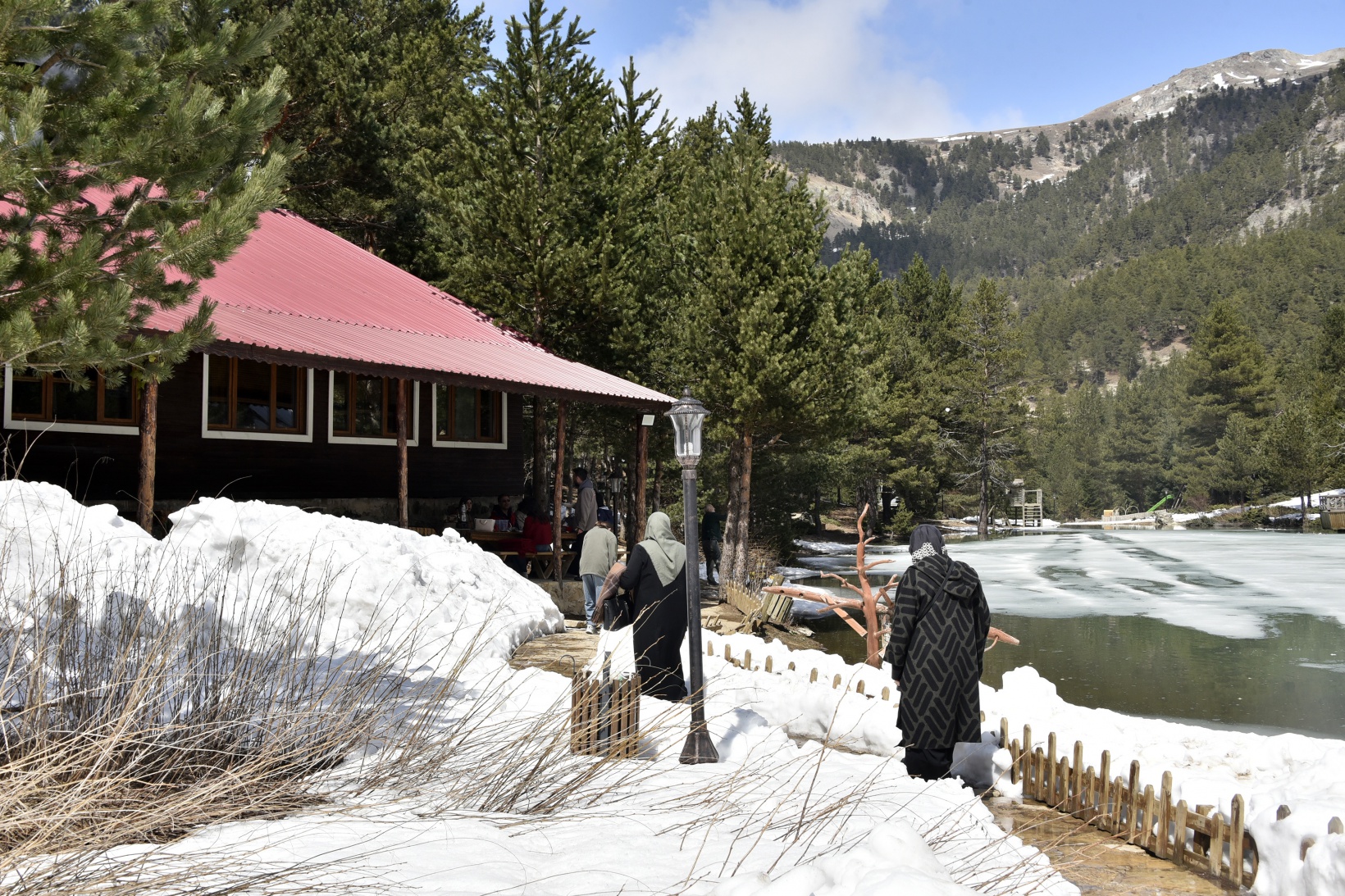 Limni Gölünde yılın son kar manzarası büyüledi 26