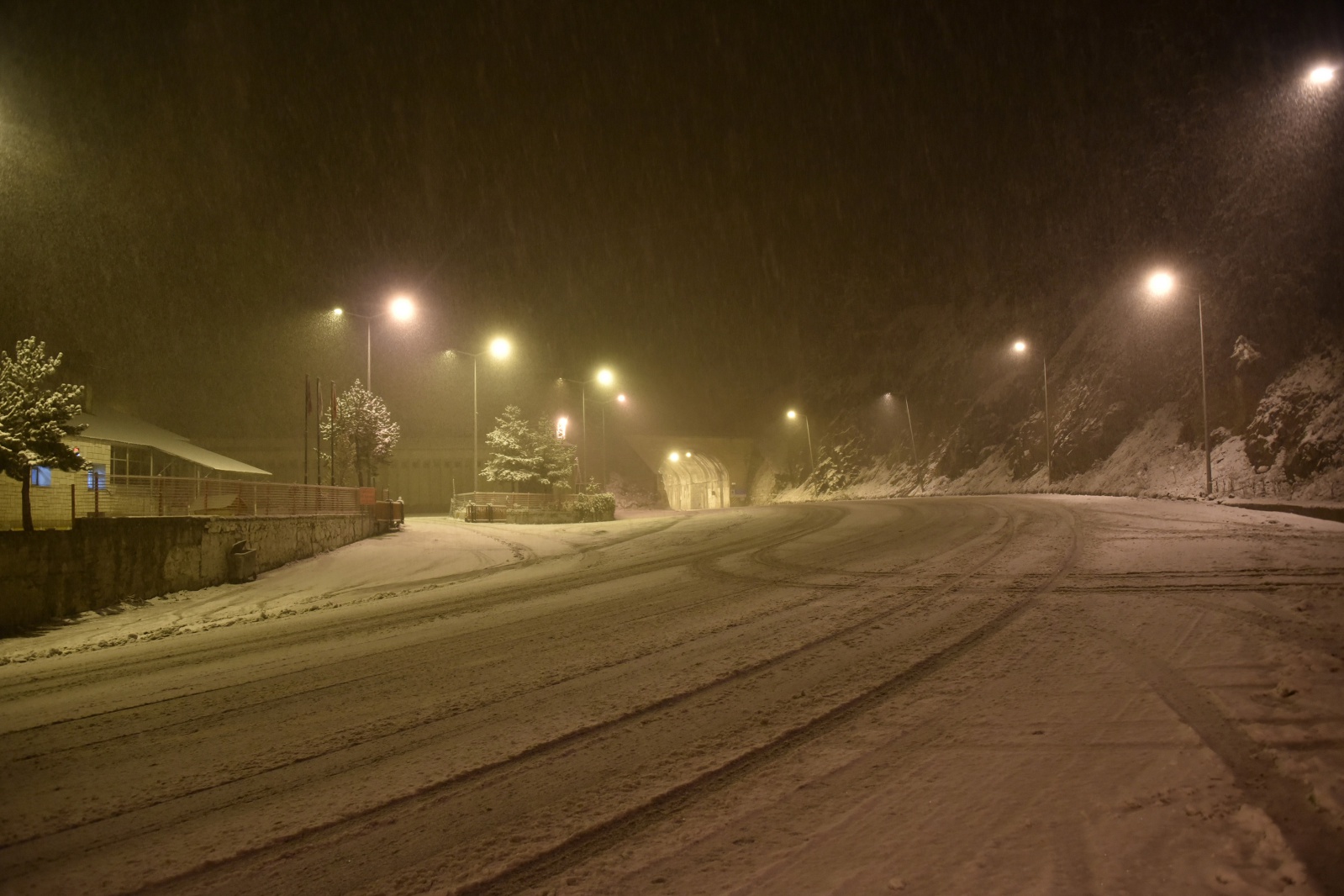 Zigana dağında kar yağışı etkili oluyor 14