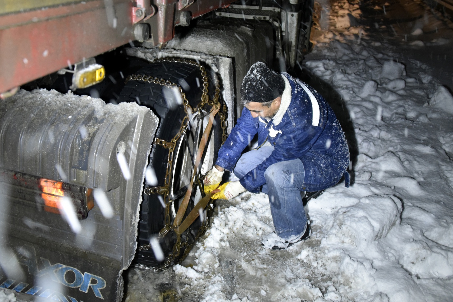 Zigana geçidinde kar yağışı ve tipi etkili oluyor 2