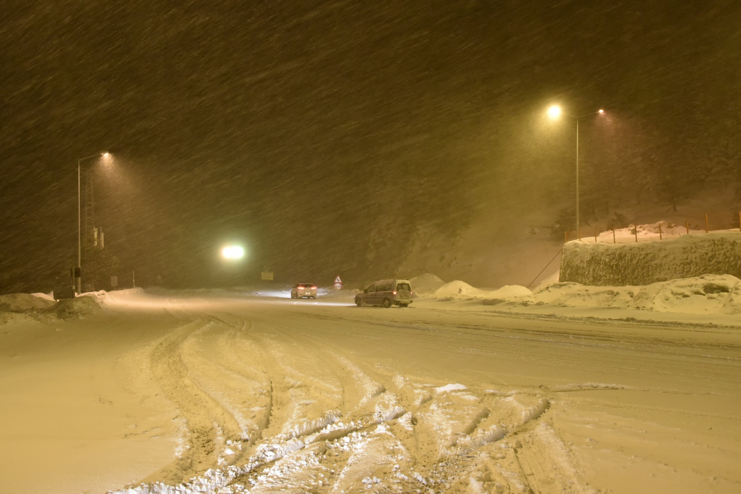 Zigana geçidinde kar yağışı ve tipi etkili oluyor 9