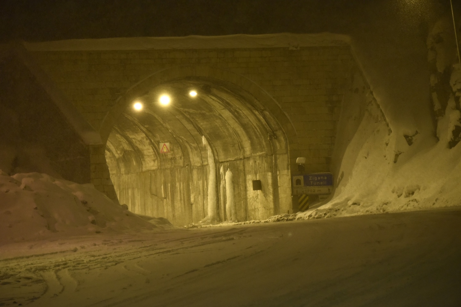 Zigana geçidinde kar yağışı ve tipi etkili oluyor 8