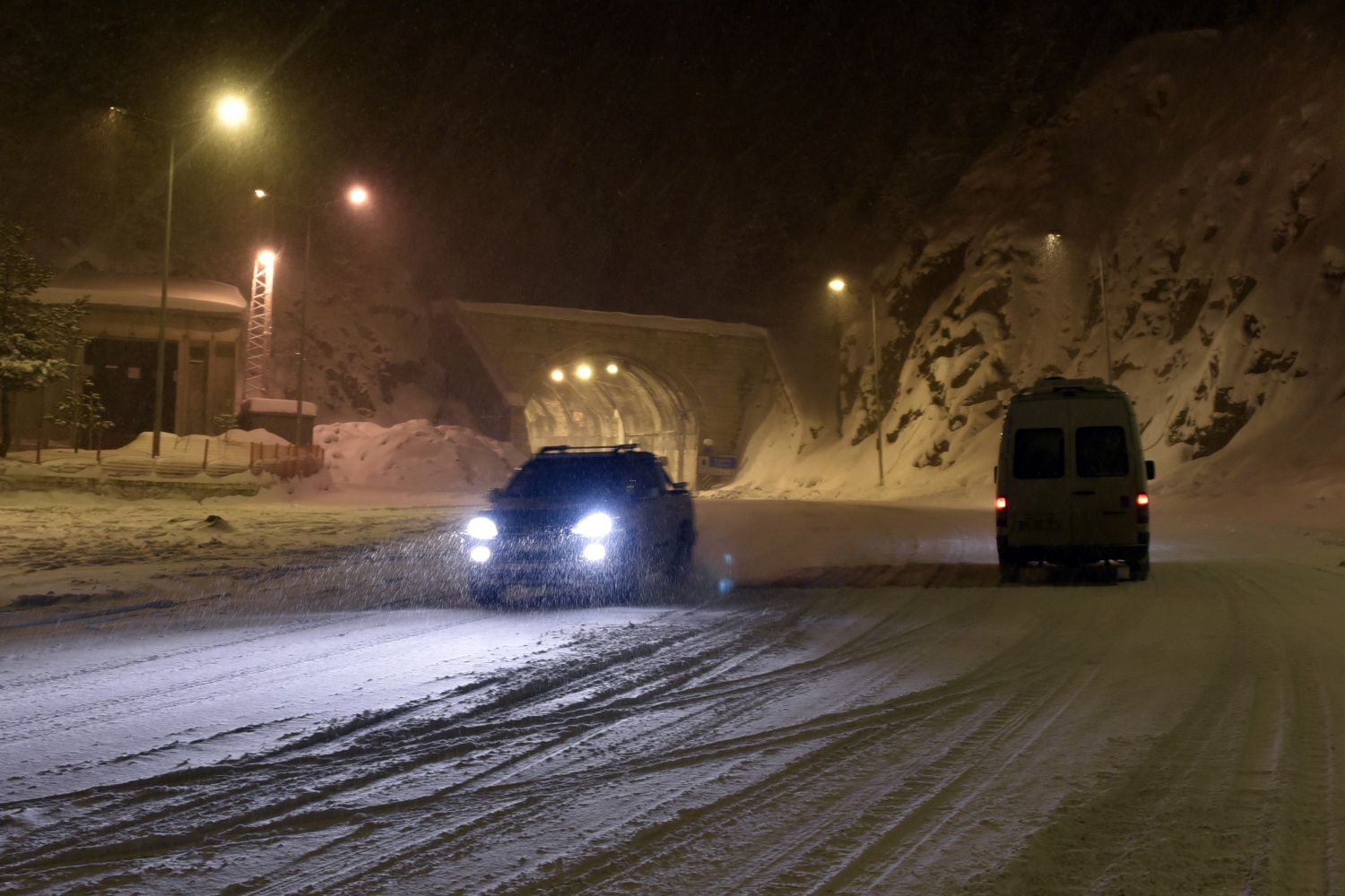 Zigana geçidinde kar yağışı ve tipi etkili oluyor 12
