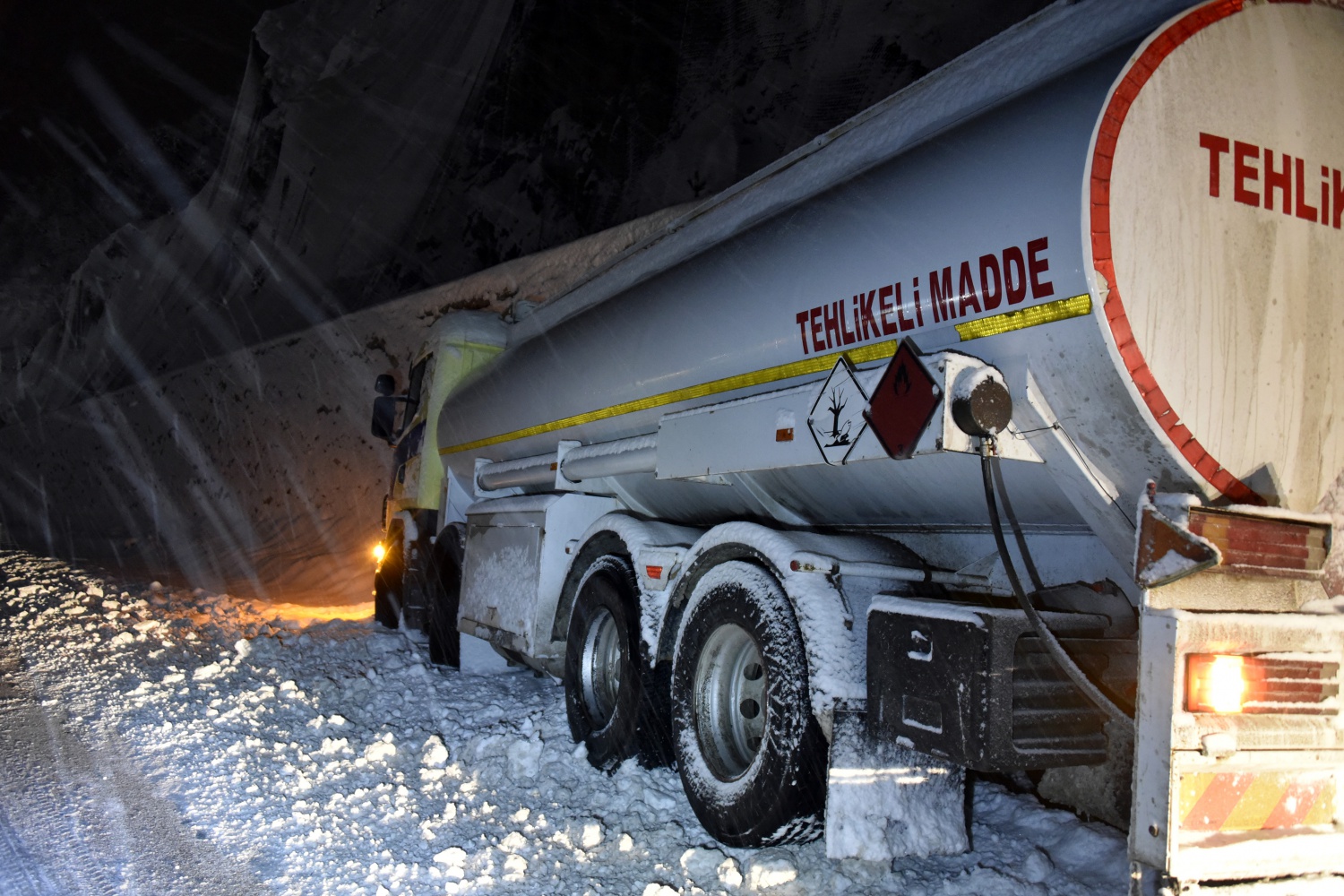 Zigana geçidinde kar yağışı ve tipi etkili oluyor 13