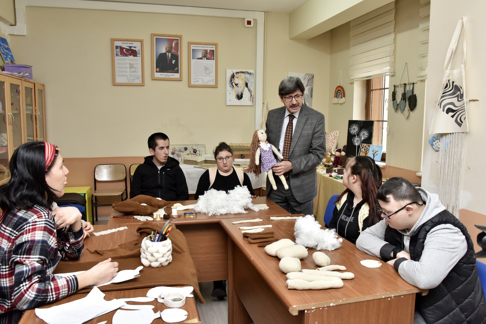 Özel çocuklar depremzede çocuklar için bez bebek yapıyor 9