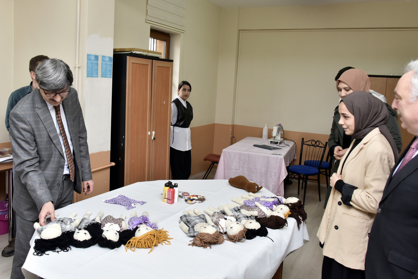 Özel çocuklar depremzede çocuklar için bez bebek yapıyor 2