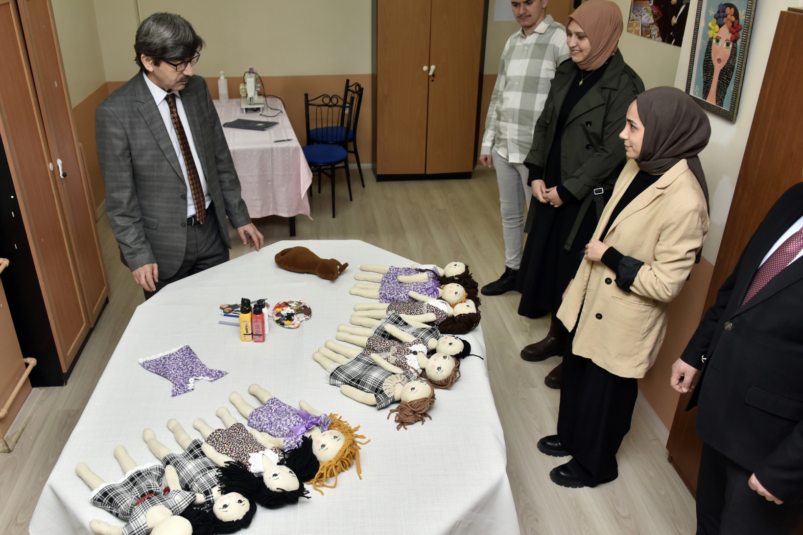 Özel çocuklar depremzede çocuklar için bez bebek yapıyor 11