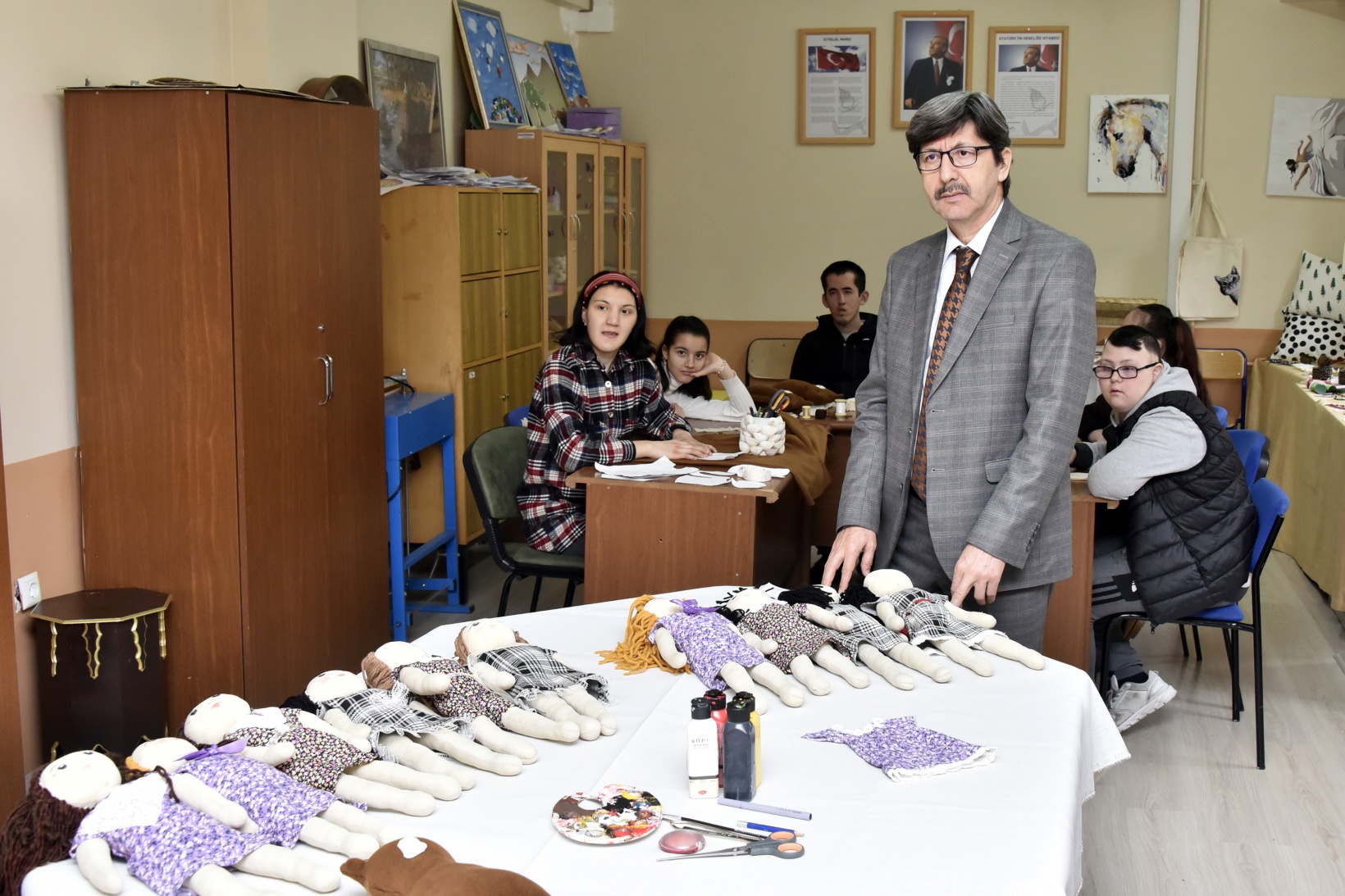 Özel çocuklar depremzede çocuklar için bez bebek yapıyor 5