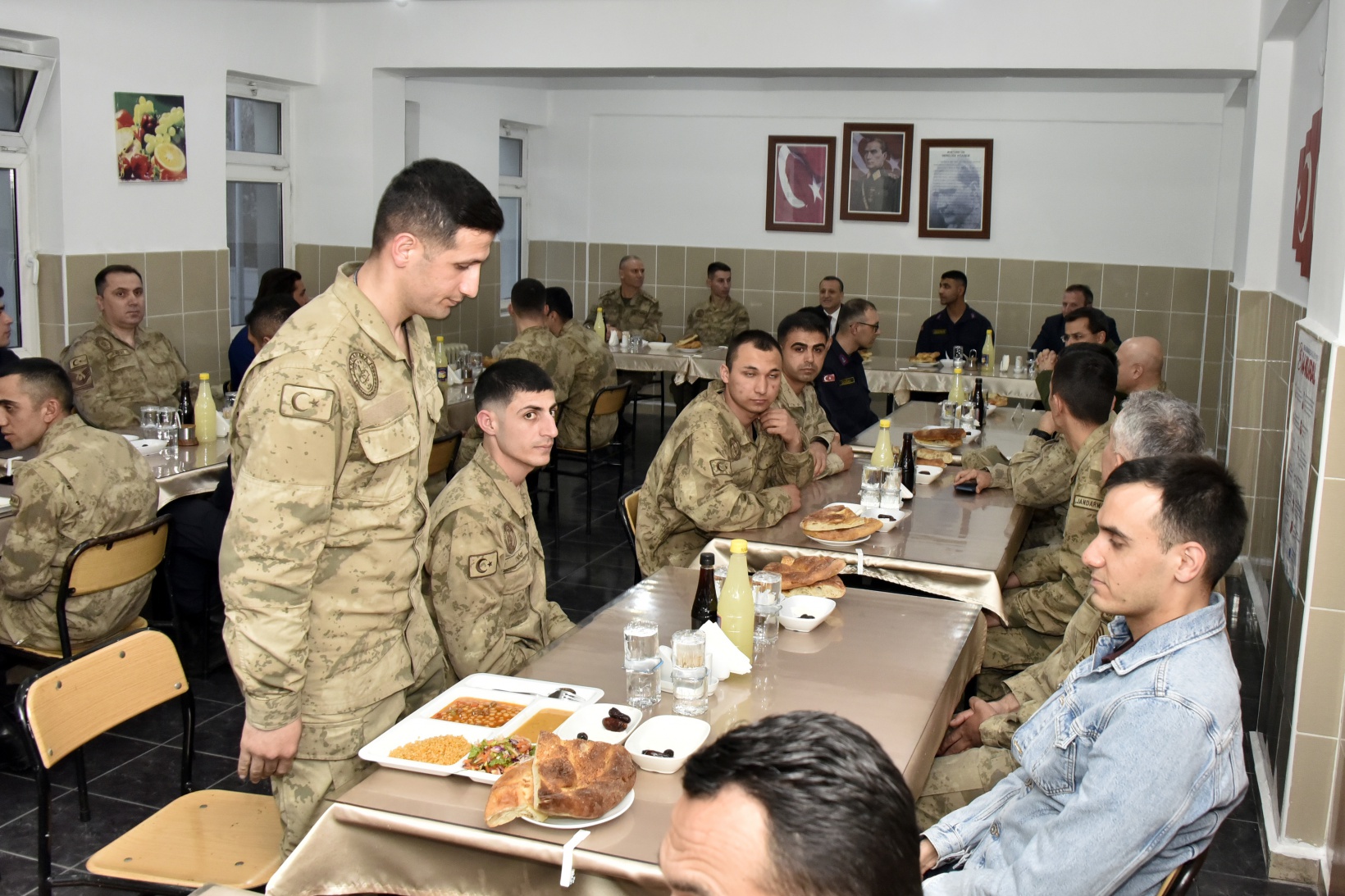 Vali Taşbilek, orucunu Mehmetçikle açtı 6