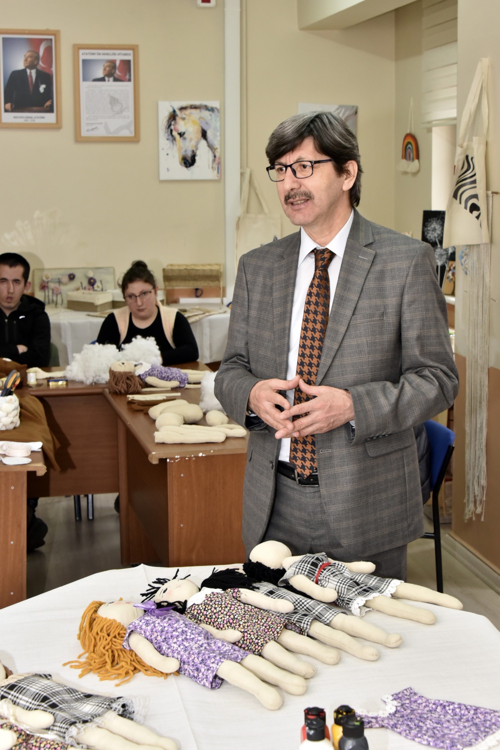 Özel çocuklar depremzede çocuklar için bez bebek yapıyor 10