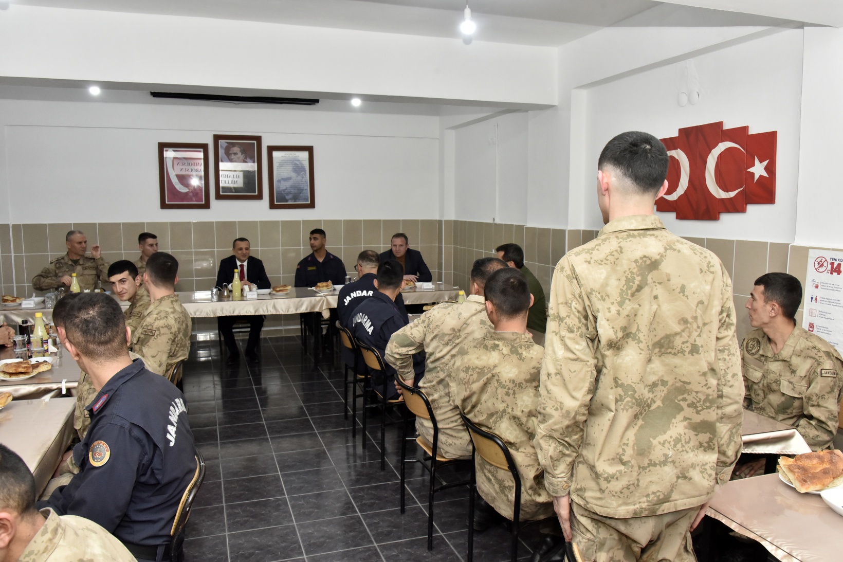 Vali Taşbilek, orucunu Mehmetçikle açtı 1