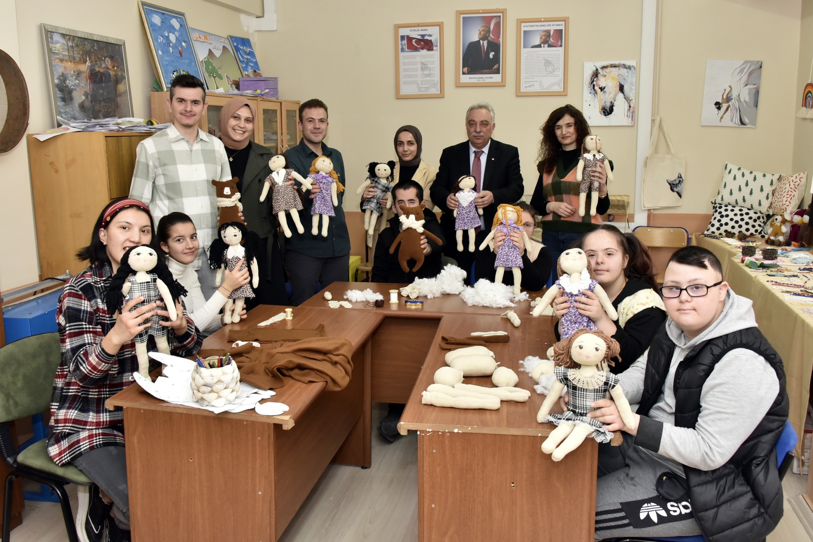 Özel çocuklar depremzede çocuklar için bez bebek yapıyor 6