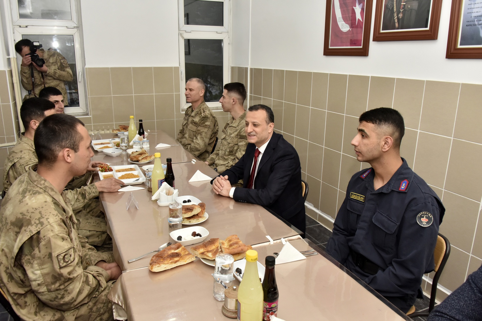 Vali Taşbilek, orucunu Mehmetçikle açtı 13