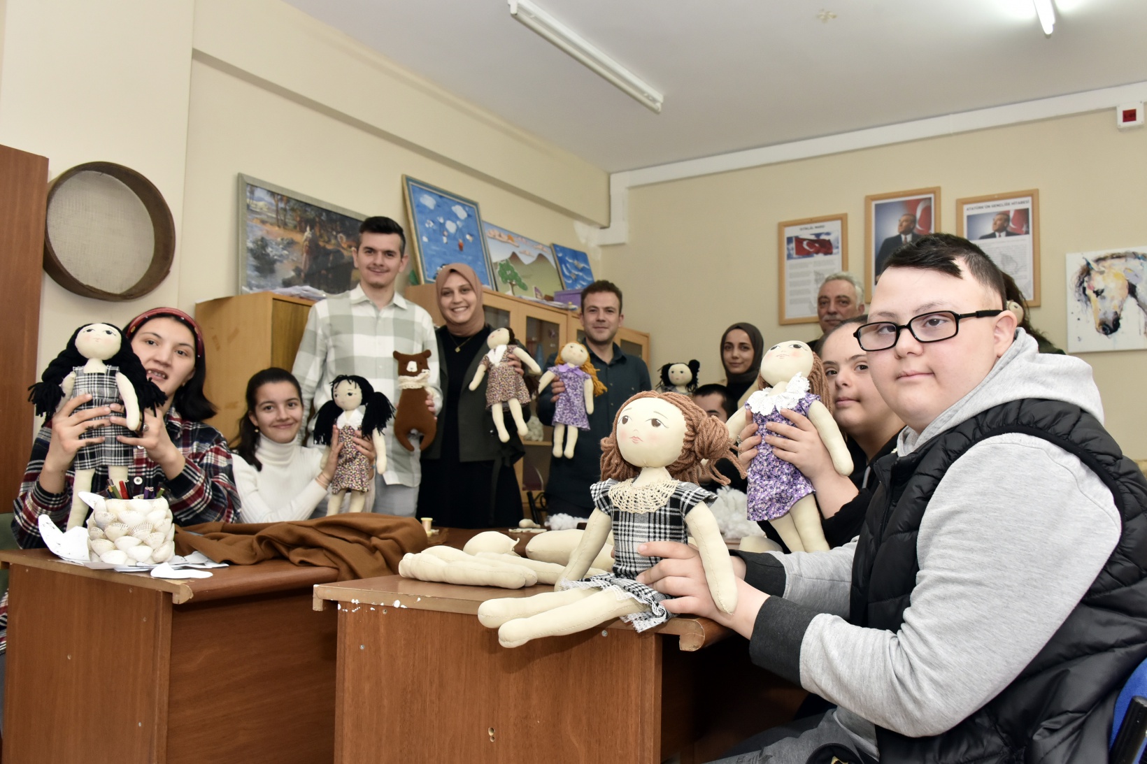 Özel çocuklar depremzede çocuklar için bez bebek yapıyor 8