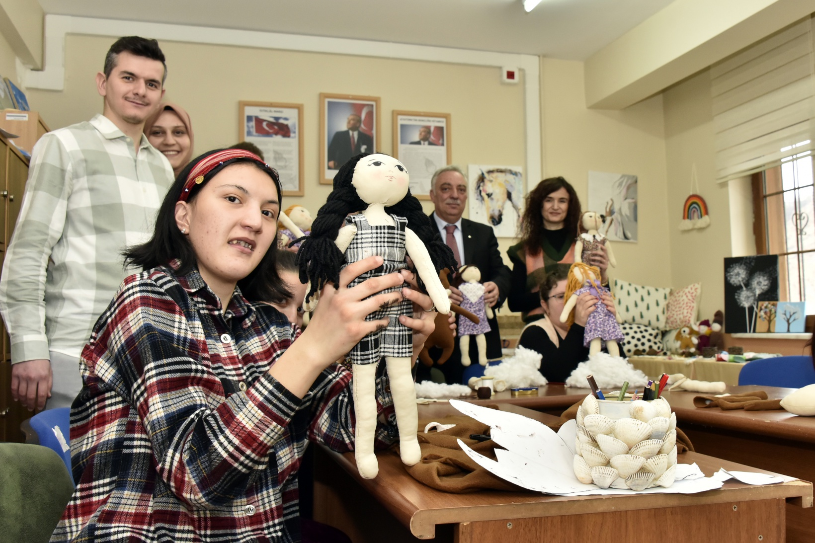 Özel çocuklar depremzede çocuklar için bez bebek yapıyor 4