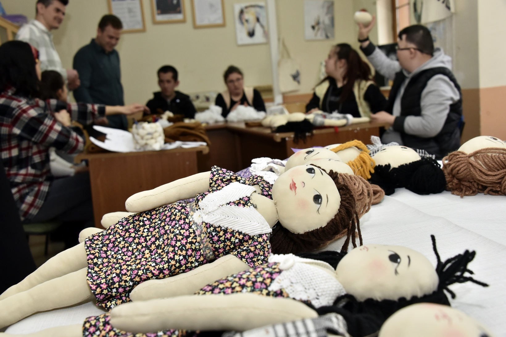 Özel çocuklar depremzede çocuklar için bez bebek yapıyor 13