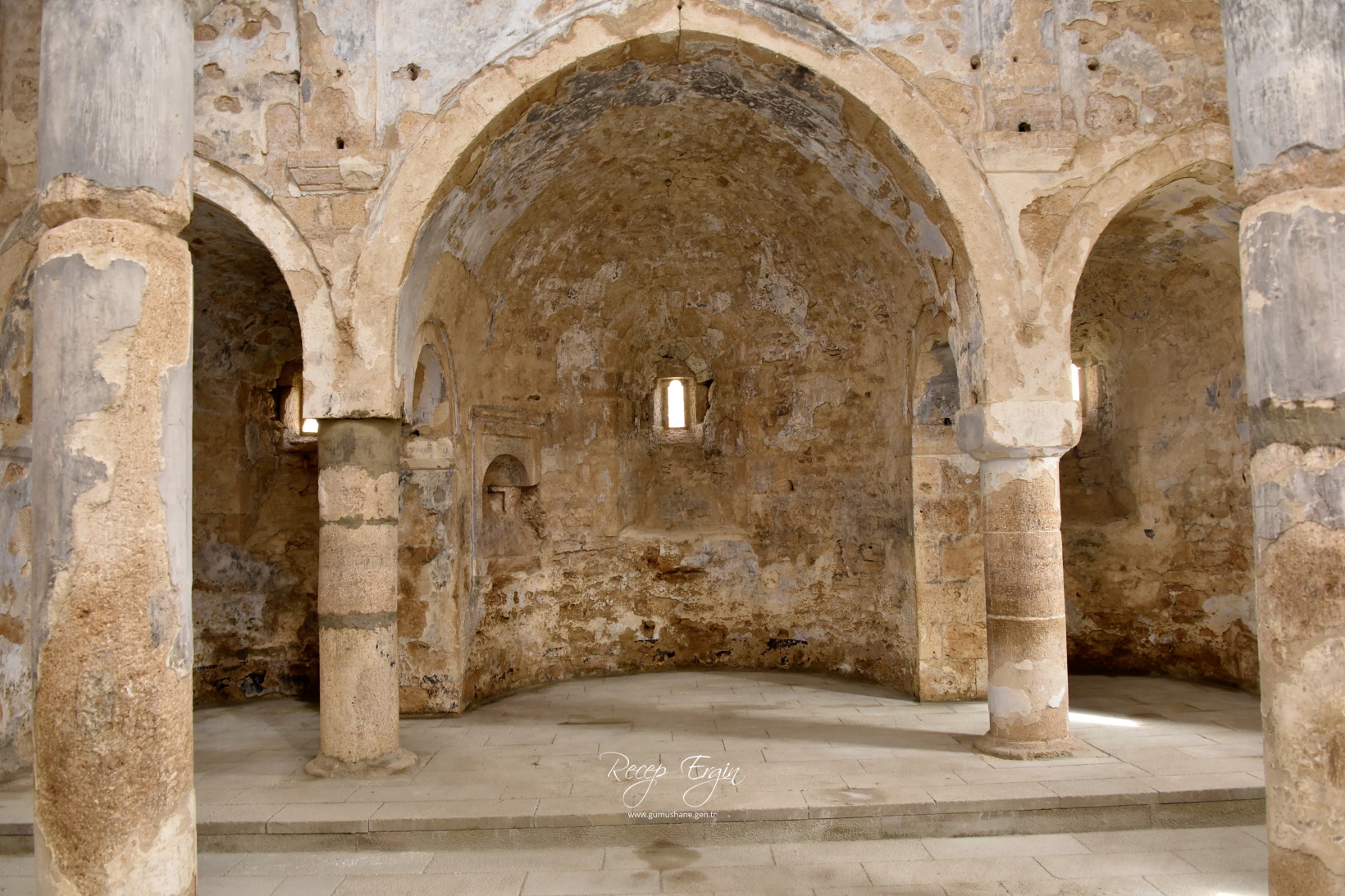 674 yıllık İmera Manastırı’nın duvarlarındaki yazı ve grafitiler temizlendi 3