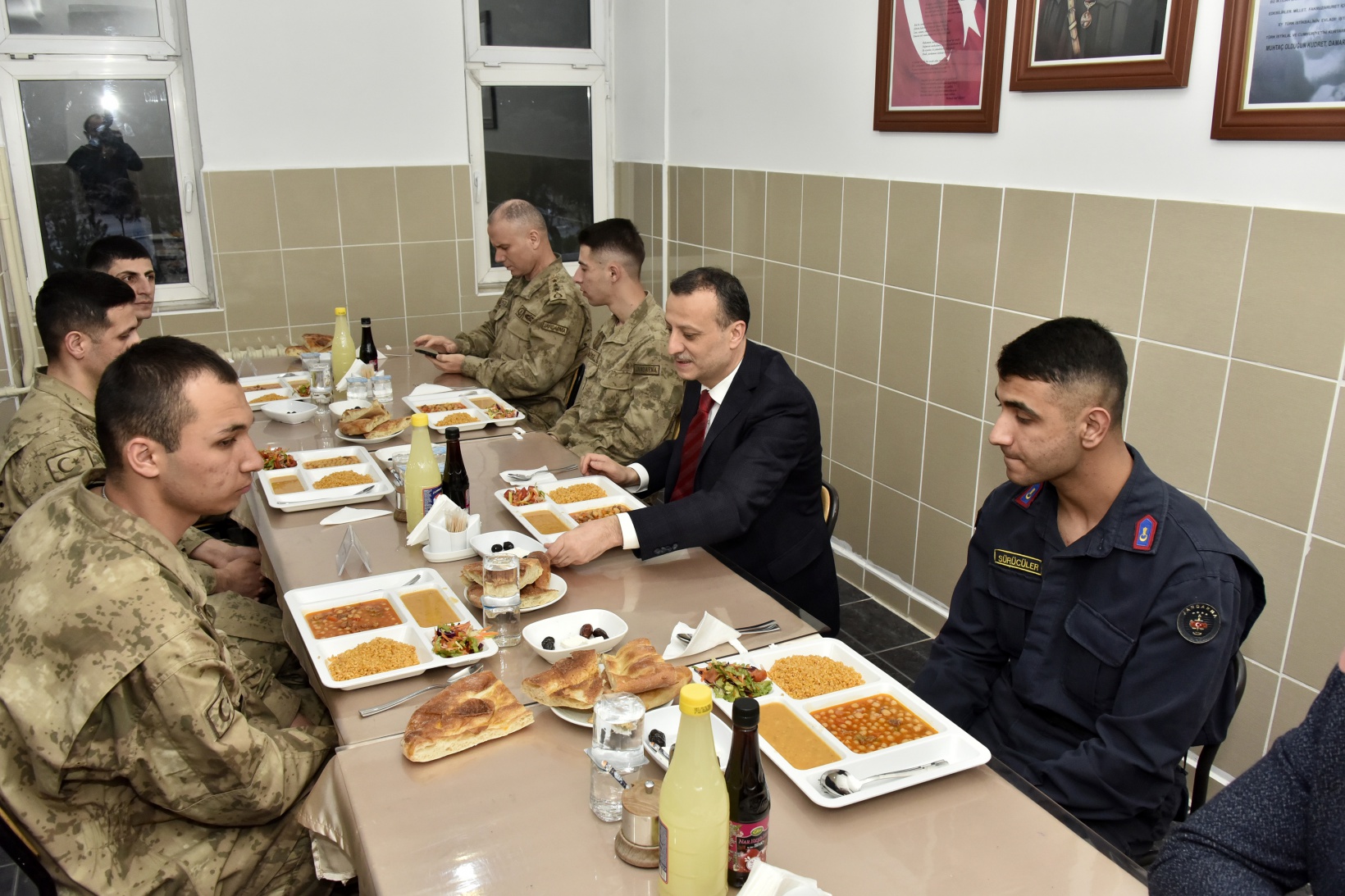 Vali Taşbilek, orucunu Mehmetçikle açtı 12