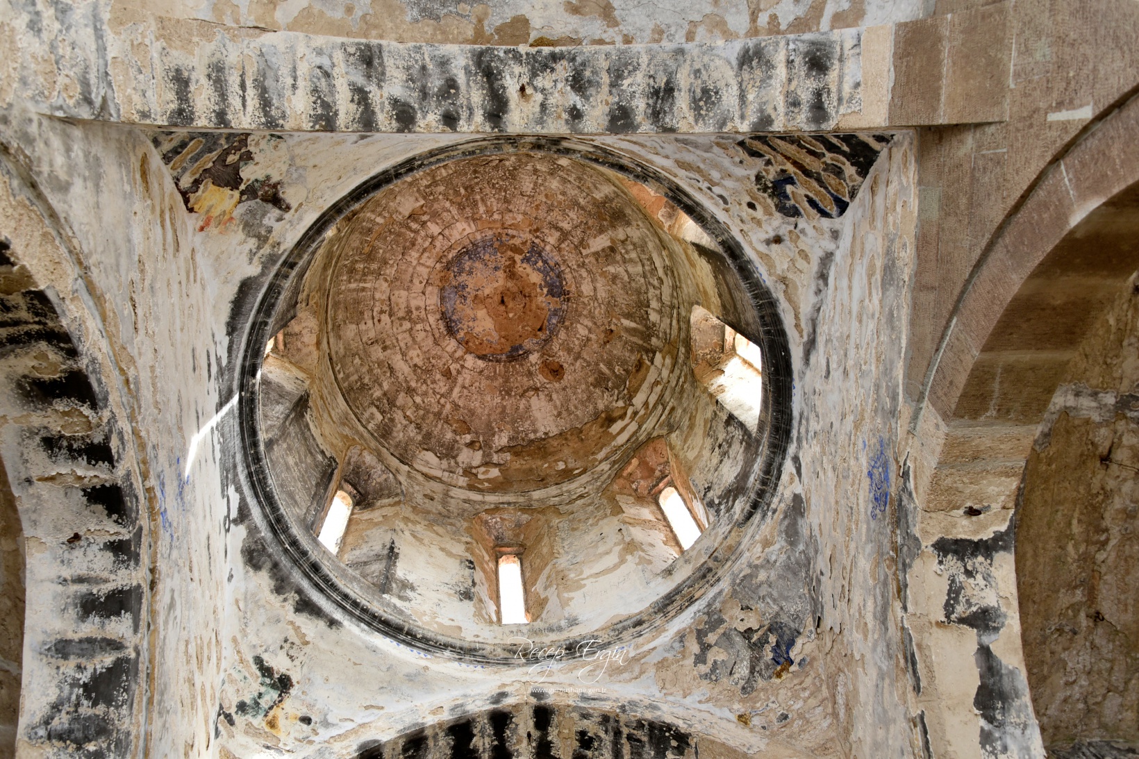 674 yıllık İmera Manastırı’nın duvarlarındaki yazı ve grafitiler temizlendi 9