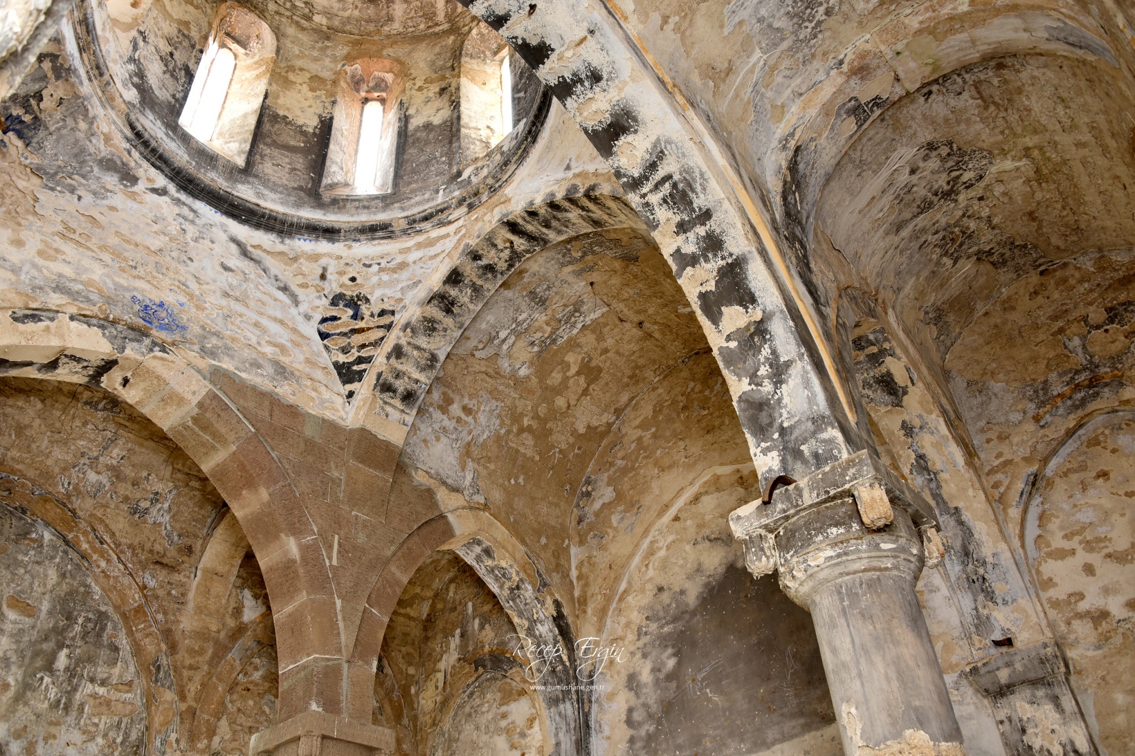 674 yıllık İmera Manastırı’nın duvarlarındaki yazı ve grafitiler temizlendi 12