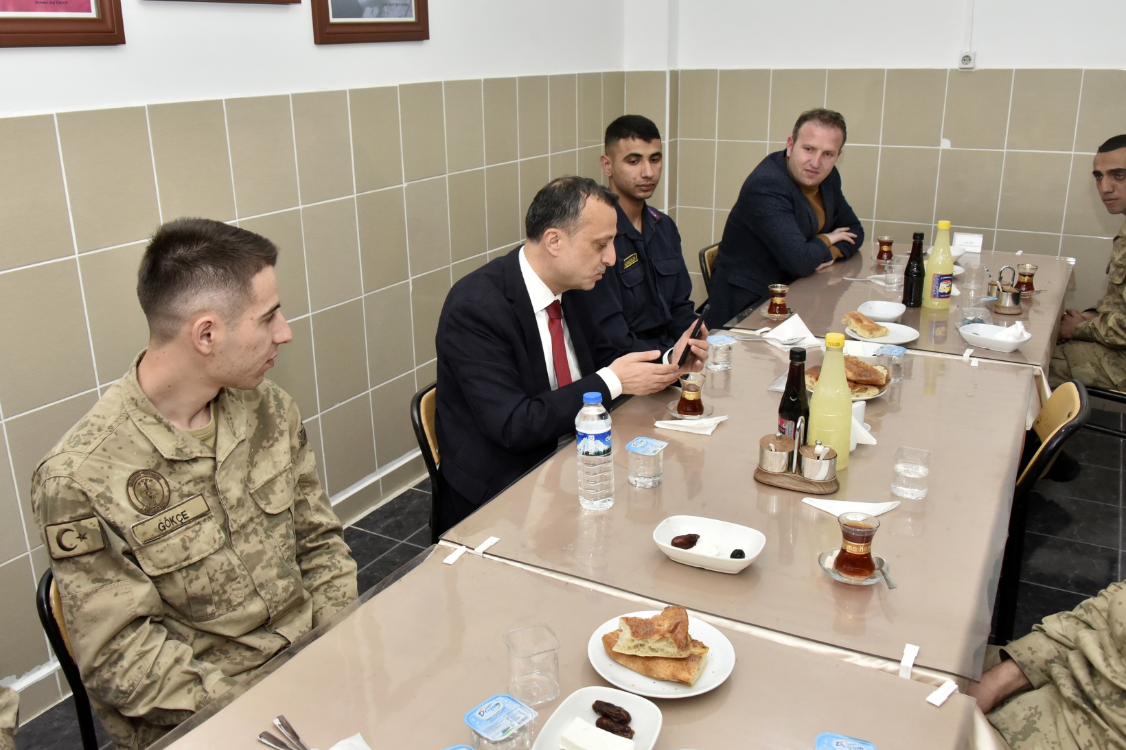 Vali Taşbilek, orucunu Mehmetçikle açtı 4