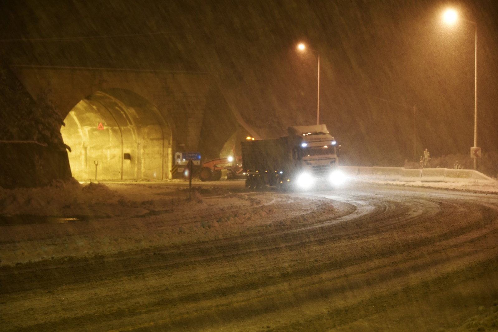 Zigana dağında kar yağışı etkili oluyor 33