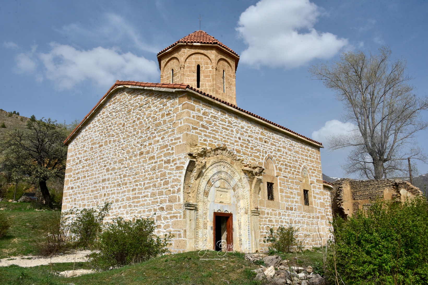 674 yıllık İmera Manastırı’nın duvarlarındaki yazı ve grafitiler temizlendi 17