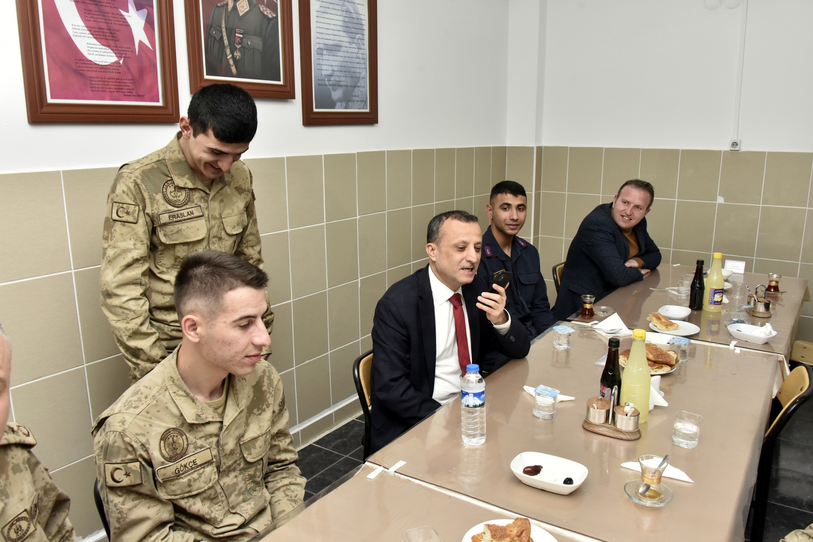 Vali Taşbilek, orucunu Mehmetçikle açtı 9