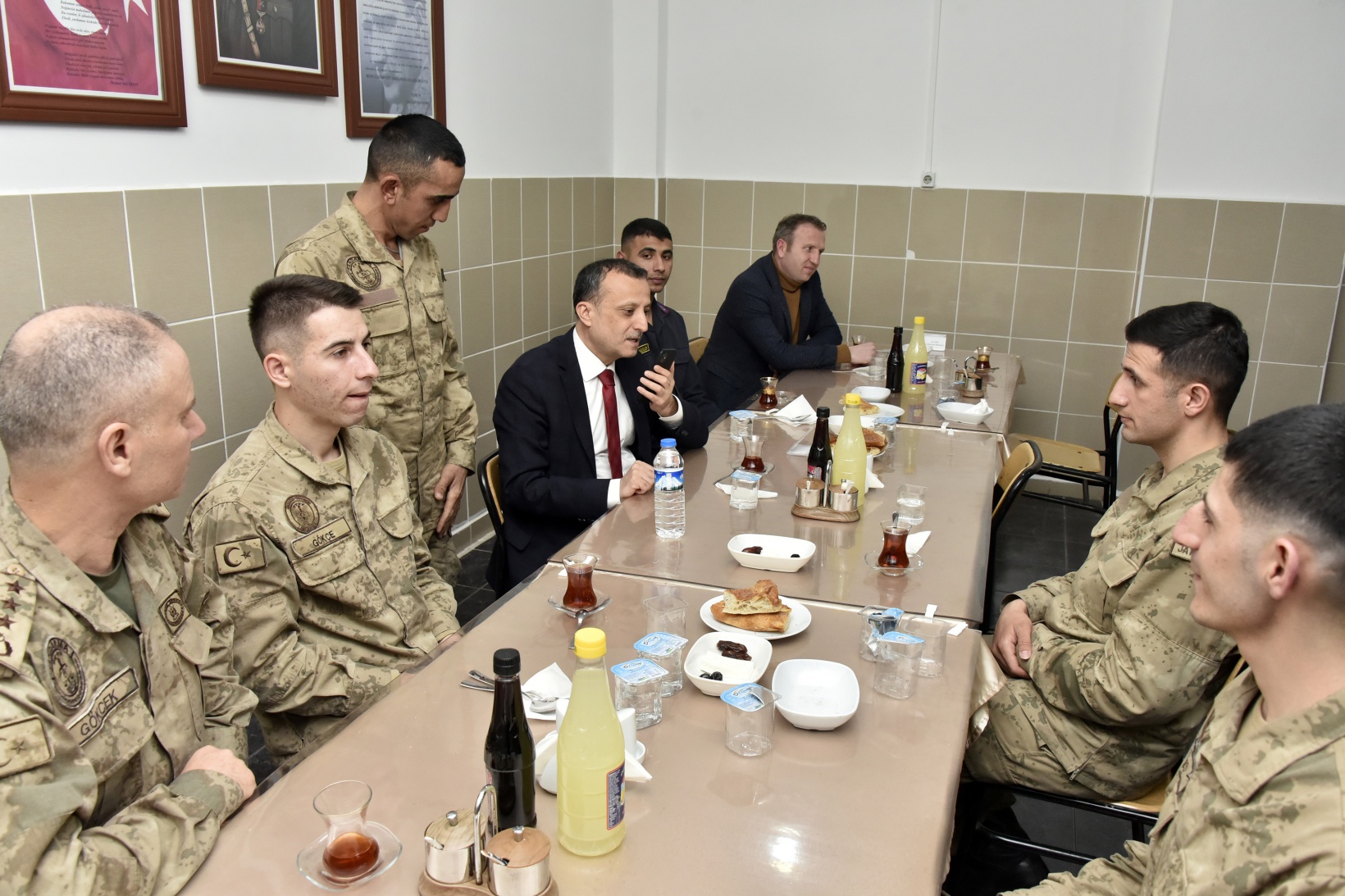 Vali Taşbilek, orucunu Mehmetçikle açtı 8