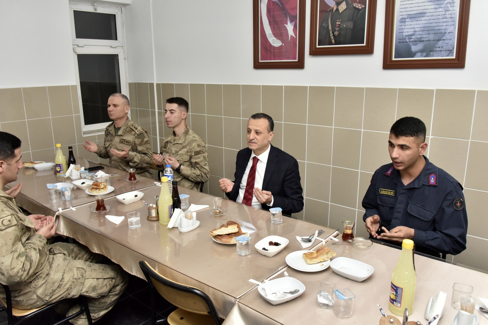 Vali Taşbilek, orucunu Mehmetçikle açtı 3