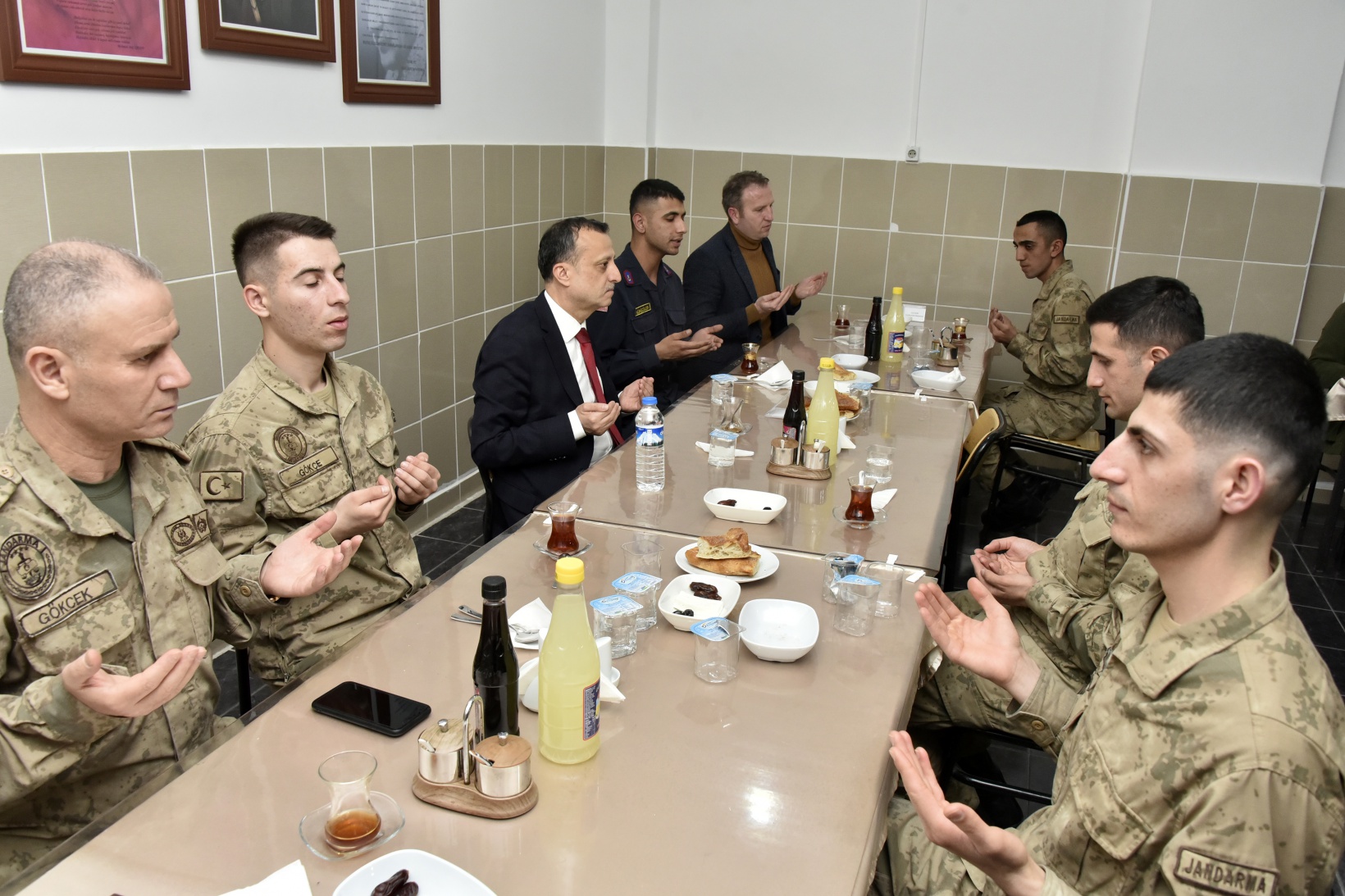 Vali Taşbilek, orucunu Mehmetçikle açtı 7