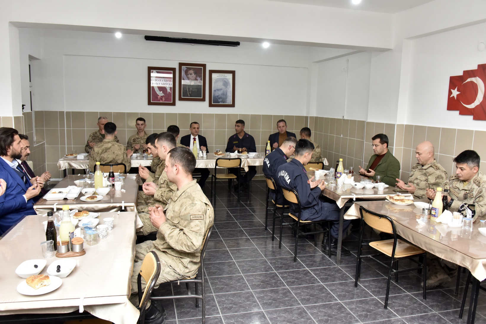 Vali Taşbilek, orucunu Mehmetçikle açtı 11