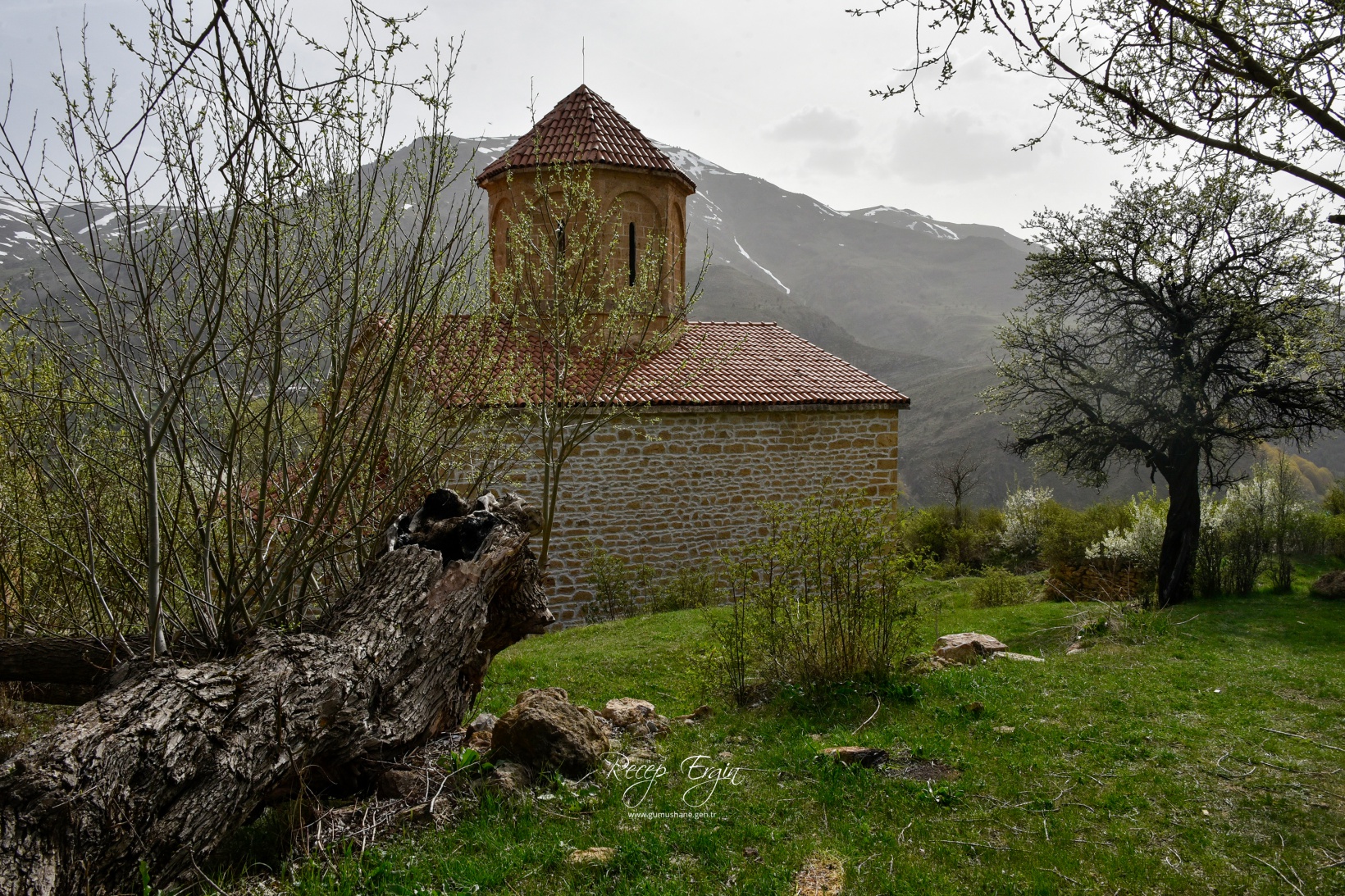 674 yıllık İmera Manastırı’nın duvarlarındaki yazı ve grafitiler temizlendi 18