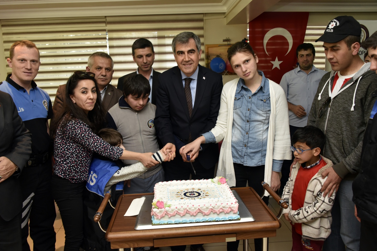 Gümüşhane Emniyeti özel çocukları sevindirdi 53