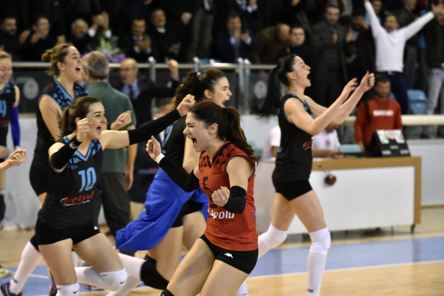 Gümüş Kızlar’dan Kurtuluş hediyesi: 3-0 18