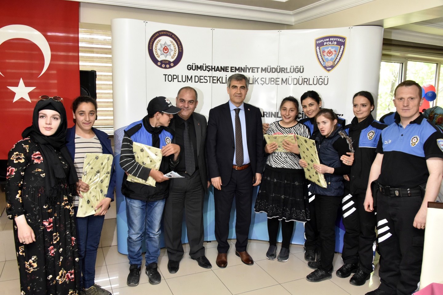 Gümüşhane Emniyeti özel çocukları sevindirdi 44