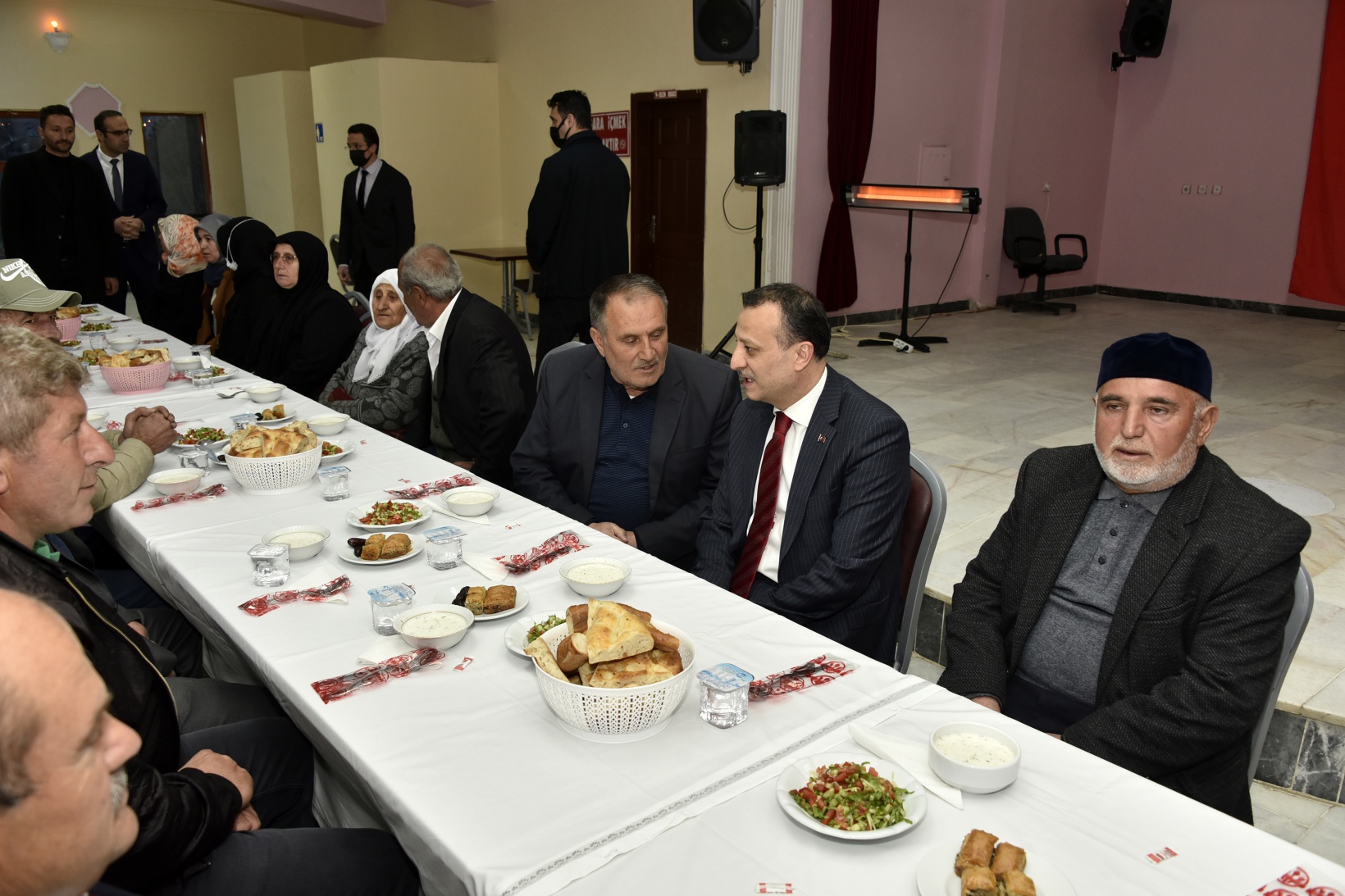 Vali Taşbilek ilçe iftar programlarının finalini Şiran’da yaptı 7