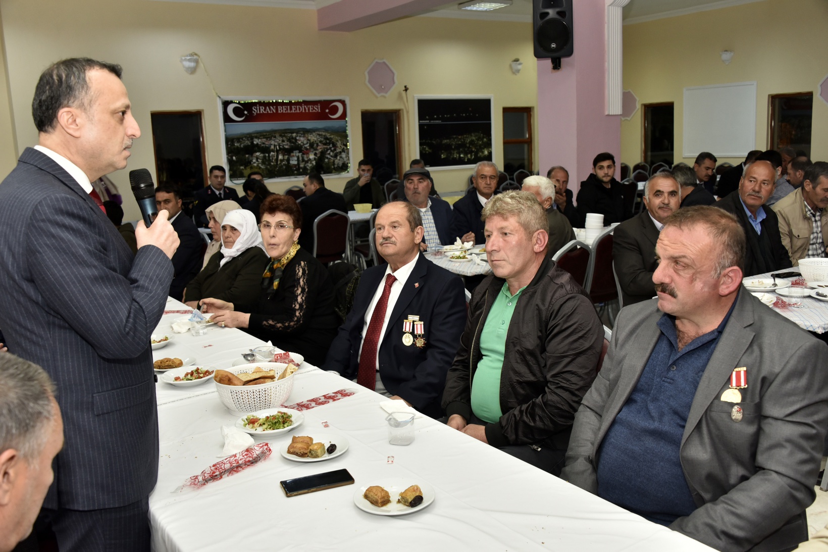 Vali Taşbilek ilçe iftar programlarının finalini Şiran’da yaptı 16