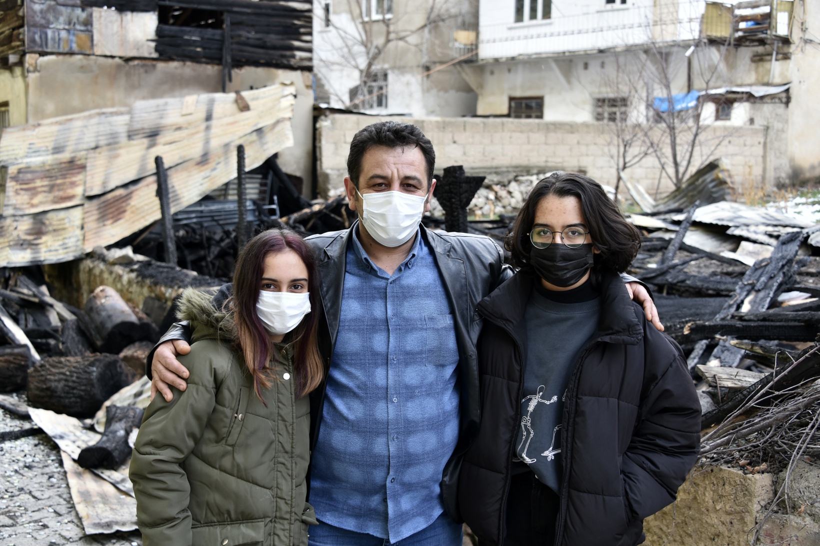 Yanan barakada alevlerin arasına girip köpeği kurtardı 15