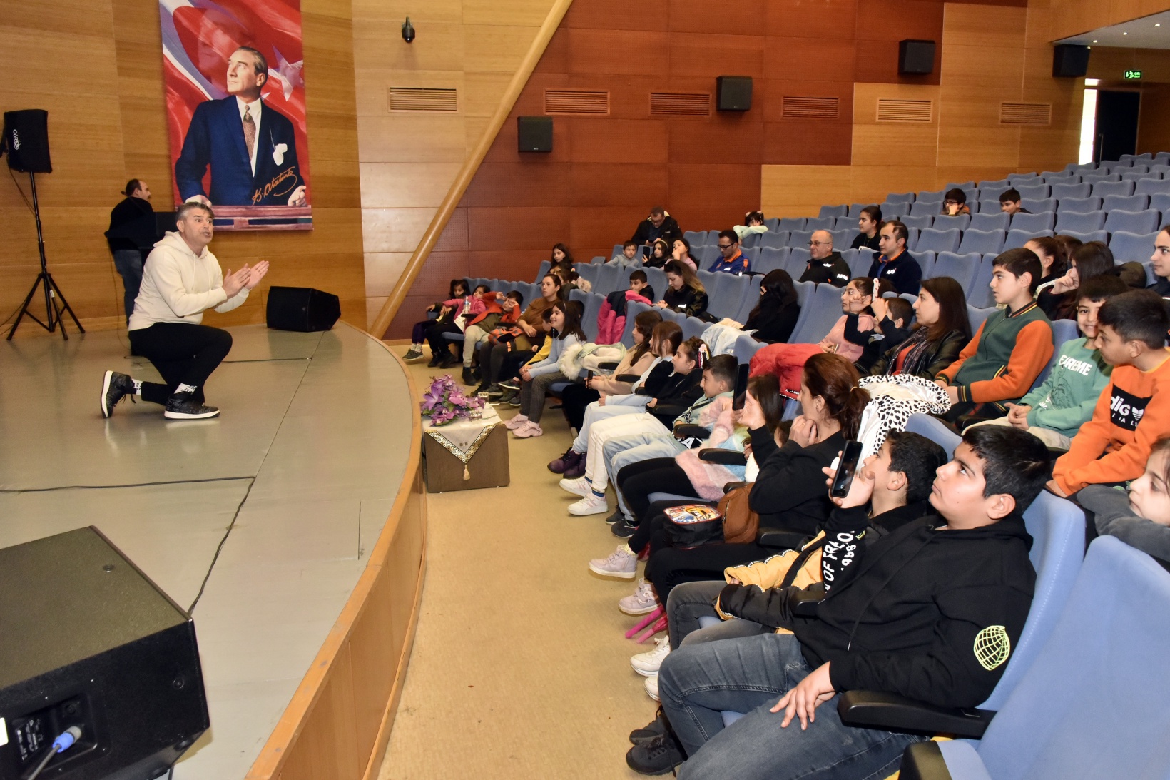 Ünlü yazar ve tiyatrocular depremzede çocukların yüzünü güldürdüler 17