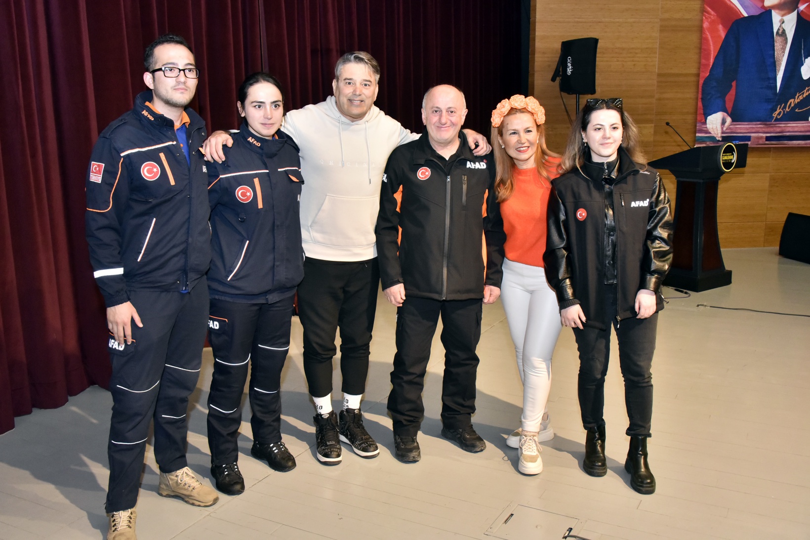 Ünlü yazar ve tiyatrocular depremzede çocukların yüzünü güldürdüler 14