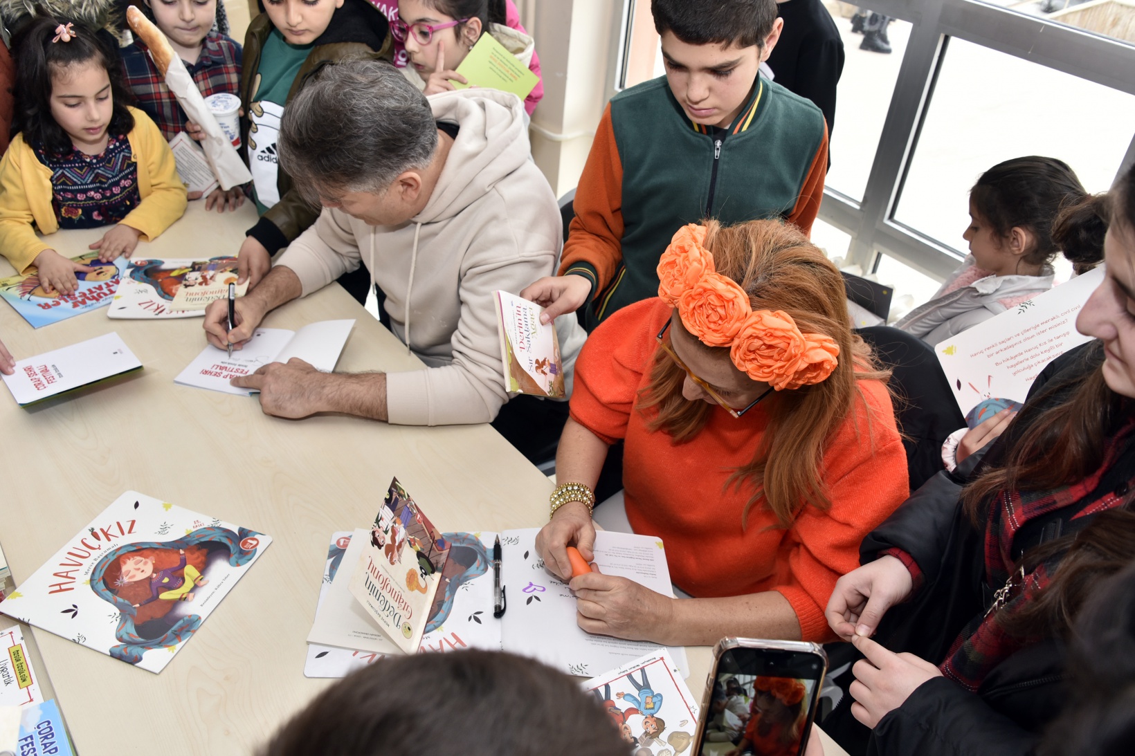 Ünlü yazar ve tiyatrocular depremzede çocukların yüzünü güldürdüler 15