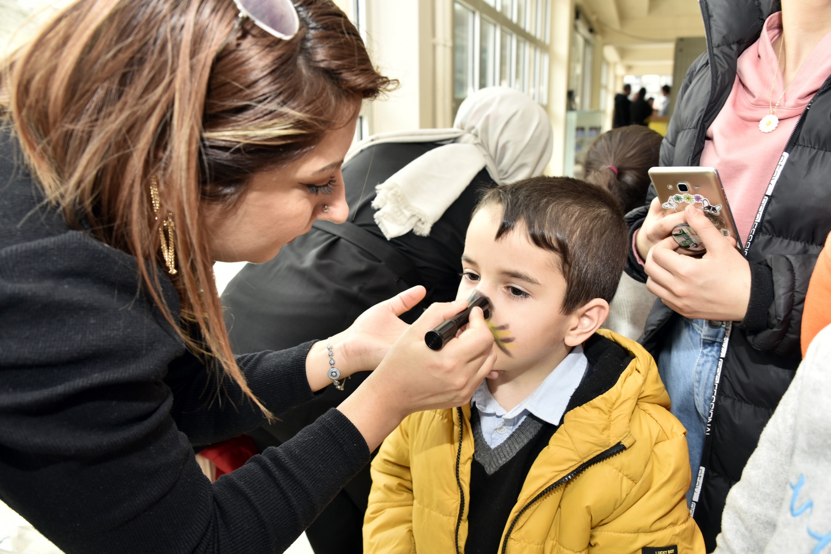 Ünlü yazar ve tiyatrocular depremzede çocukların yüzünü güldürdüler 10