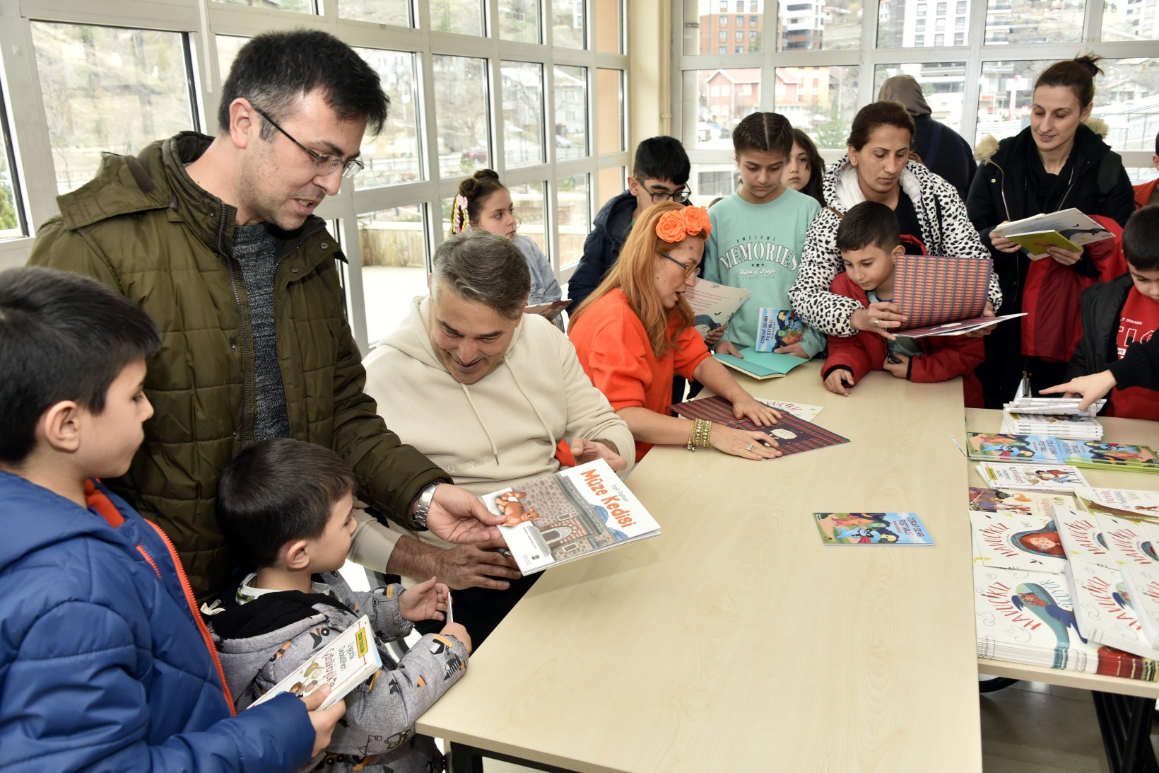 Ünlü yazar ve tiyatrocular depremzede çocukların yüzünü güldürdüler 13