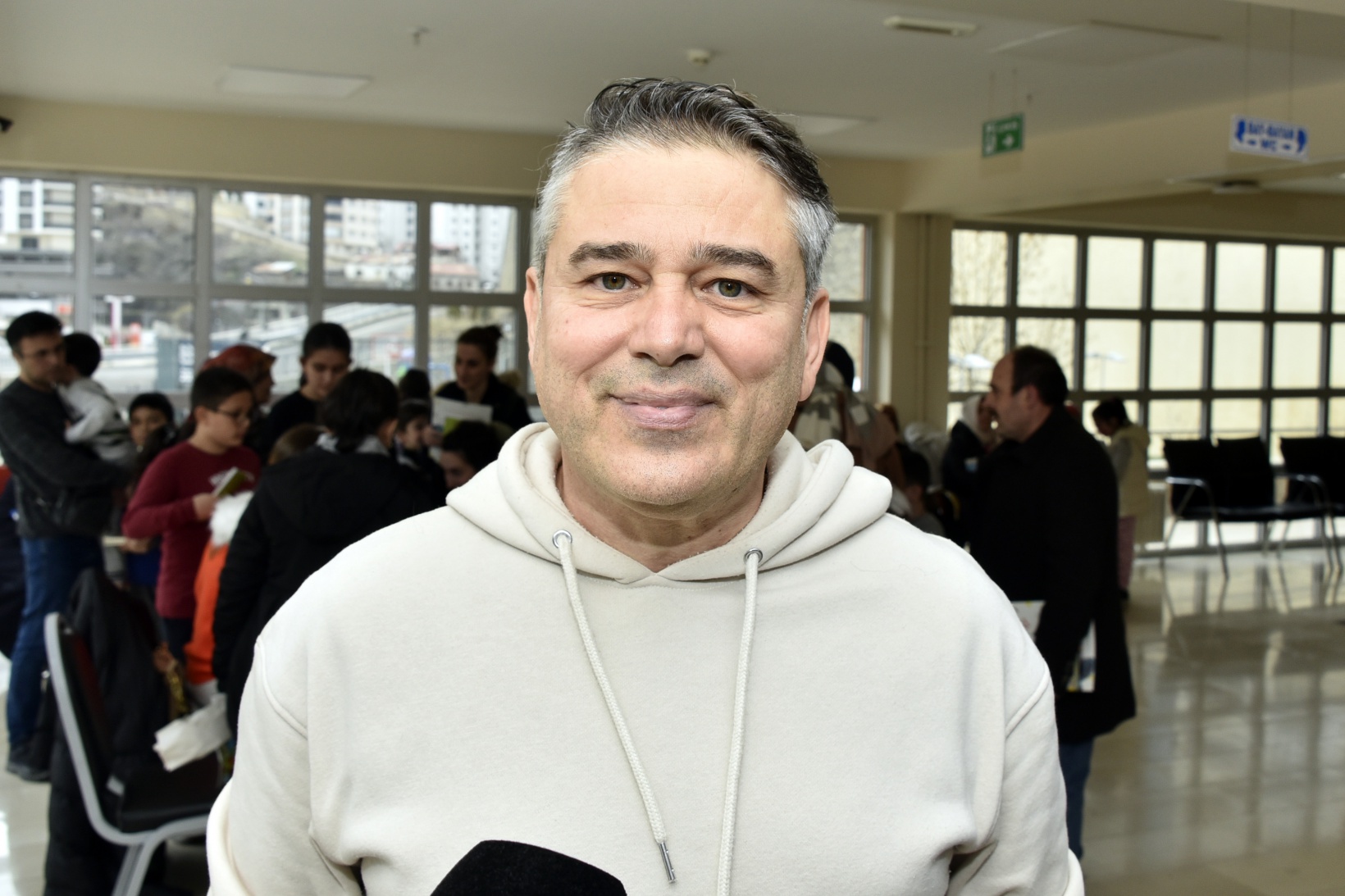 Ünlü yazar ve tiyatrocular depremzede çocukların yüzünü güldürdüler 21