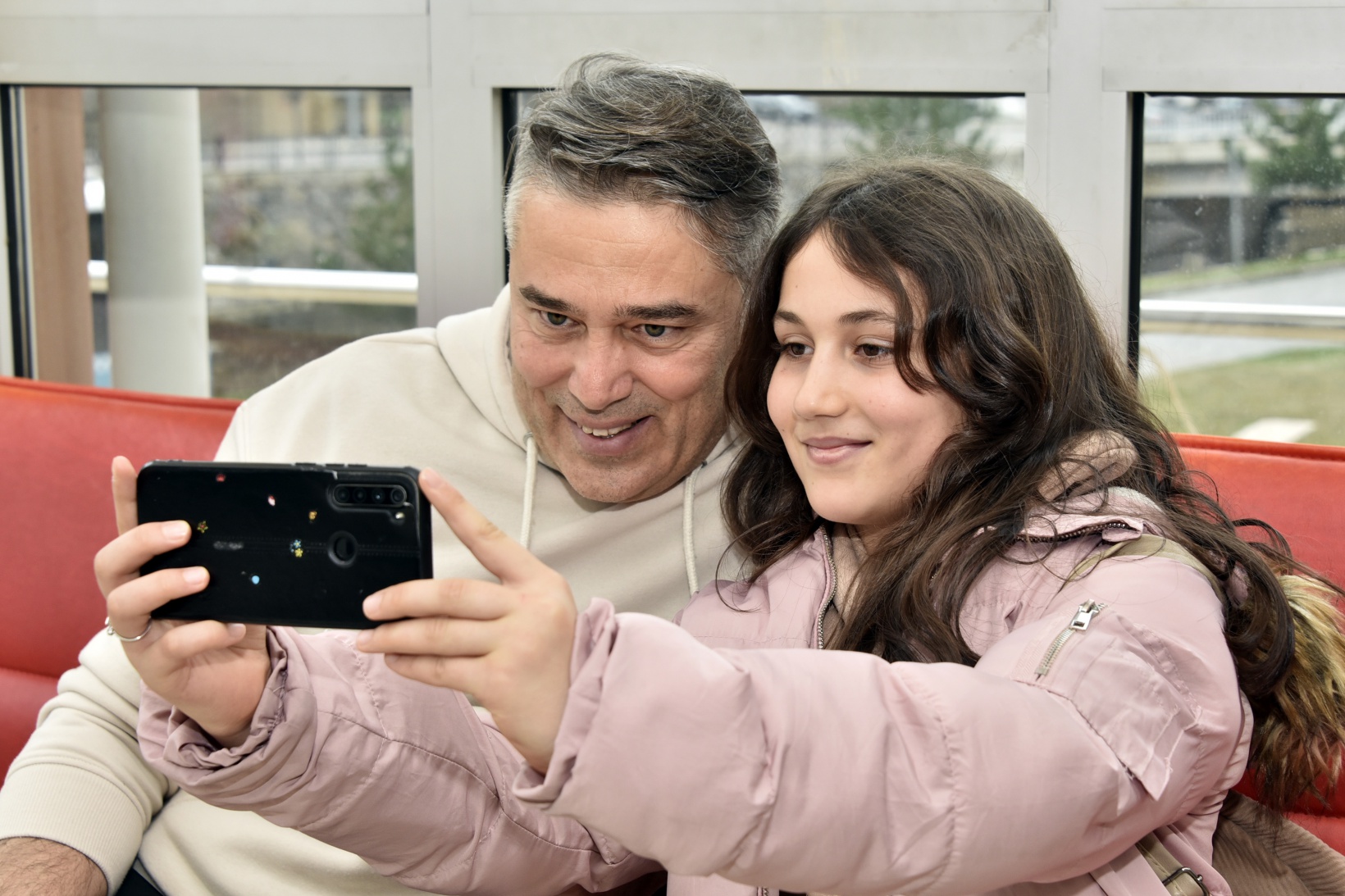 Ünlü yazar ve tiyatrocular depremzede çocukların yüzünü güldürdüler 18