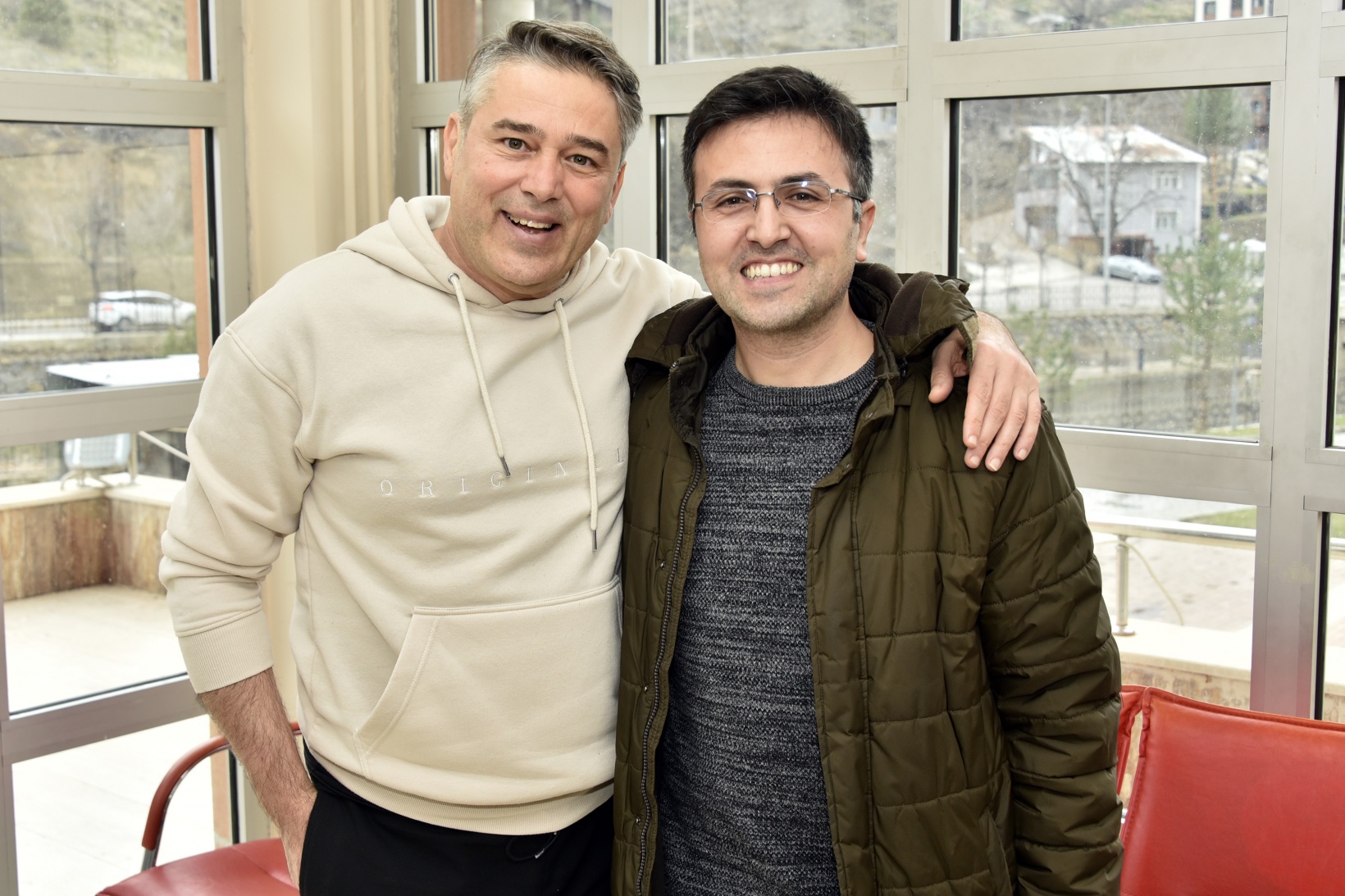 Ünlü yazar ve tiyatrocular depremzede çocukların yüzünü güldürdüler 20