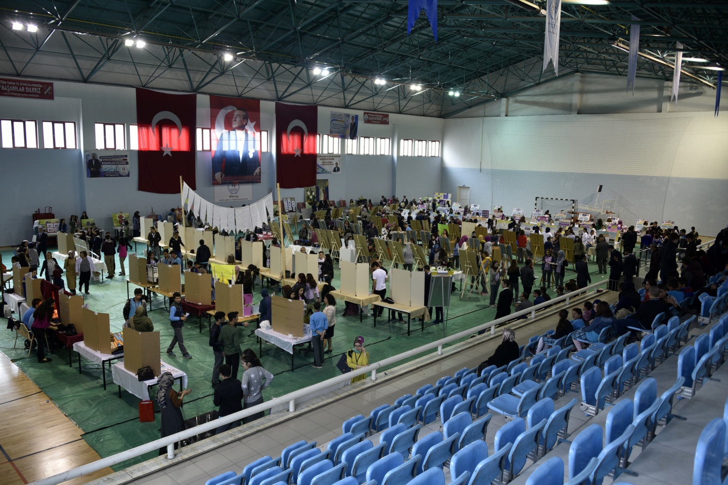 Geleceğin bilim adamları spor salonuna sığmadı 3