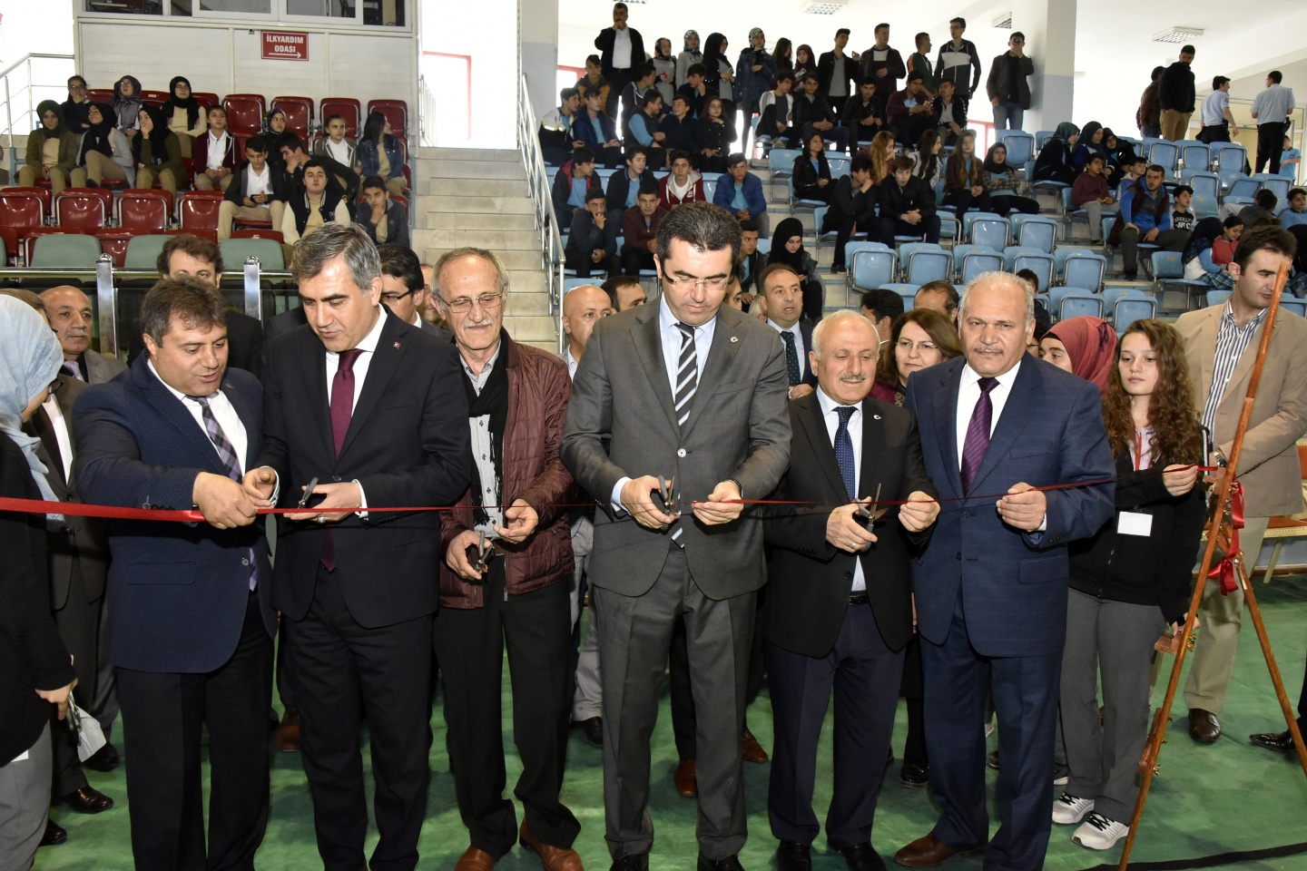 Geleceğin bilim adamları spor salonuna sığmadı 1