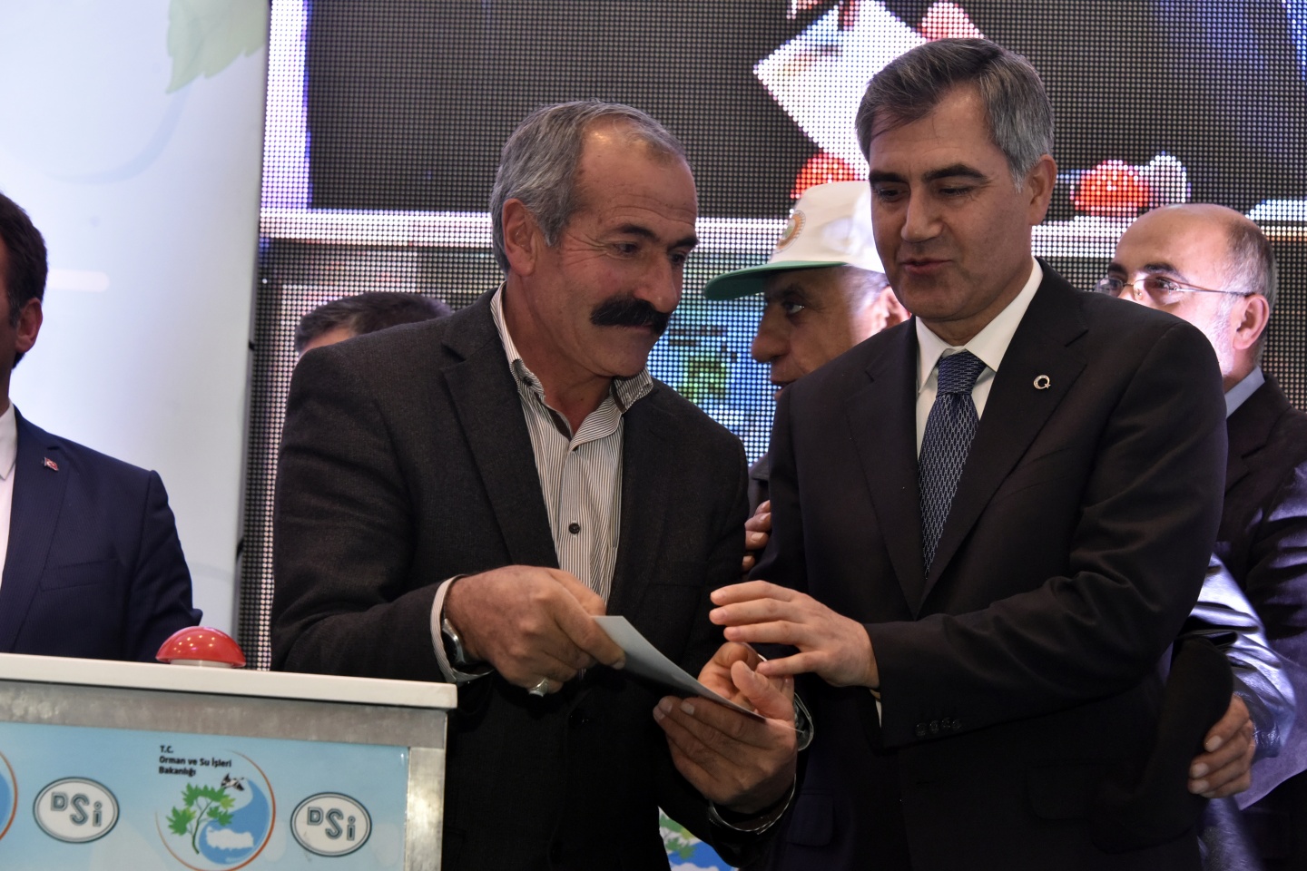 Bakan Eroğlu AK Parti teşkilatını ziyaret etti 92